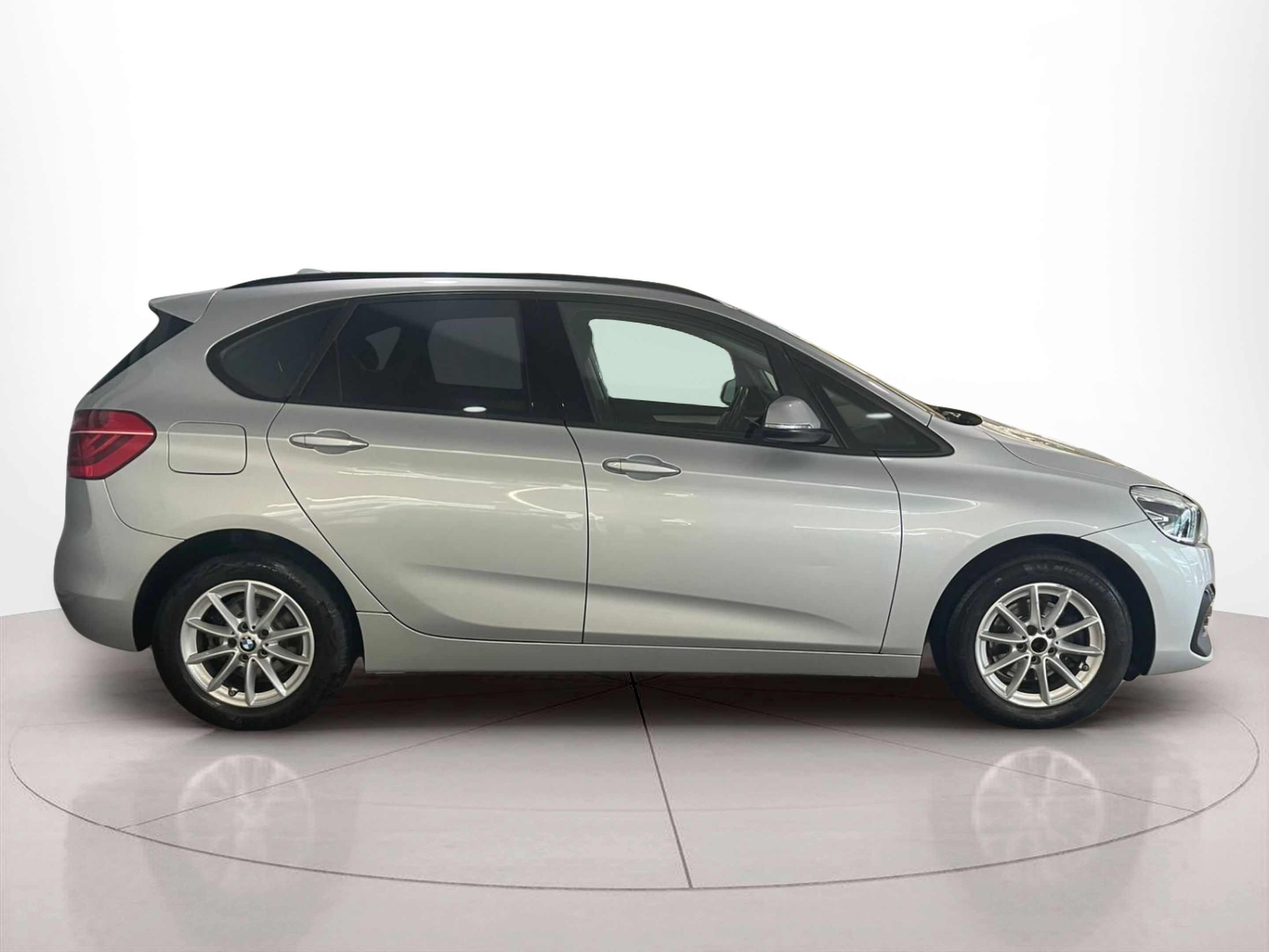 Fotos de Bmw Série 2 216d Active Tourer color Gris Plata. Año 2021. 85KW(116CV). Diesel. En concesionario Santogal Carnaxide de Oeiras