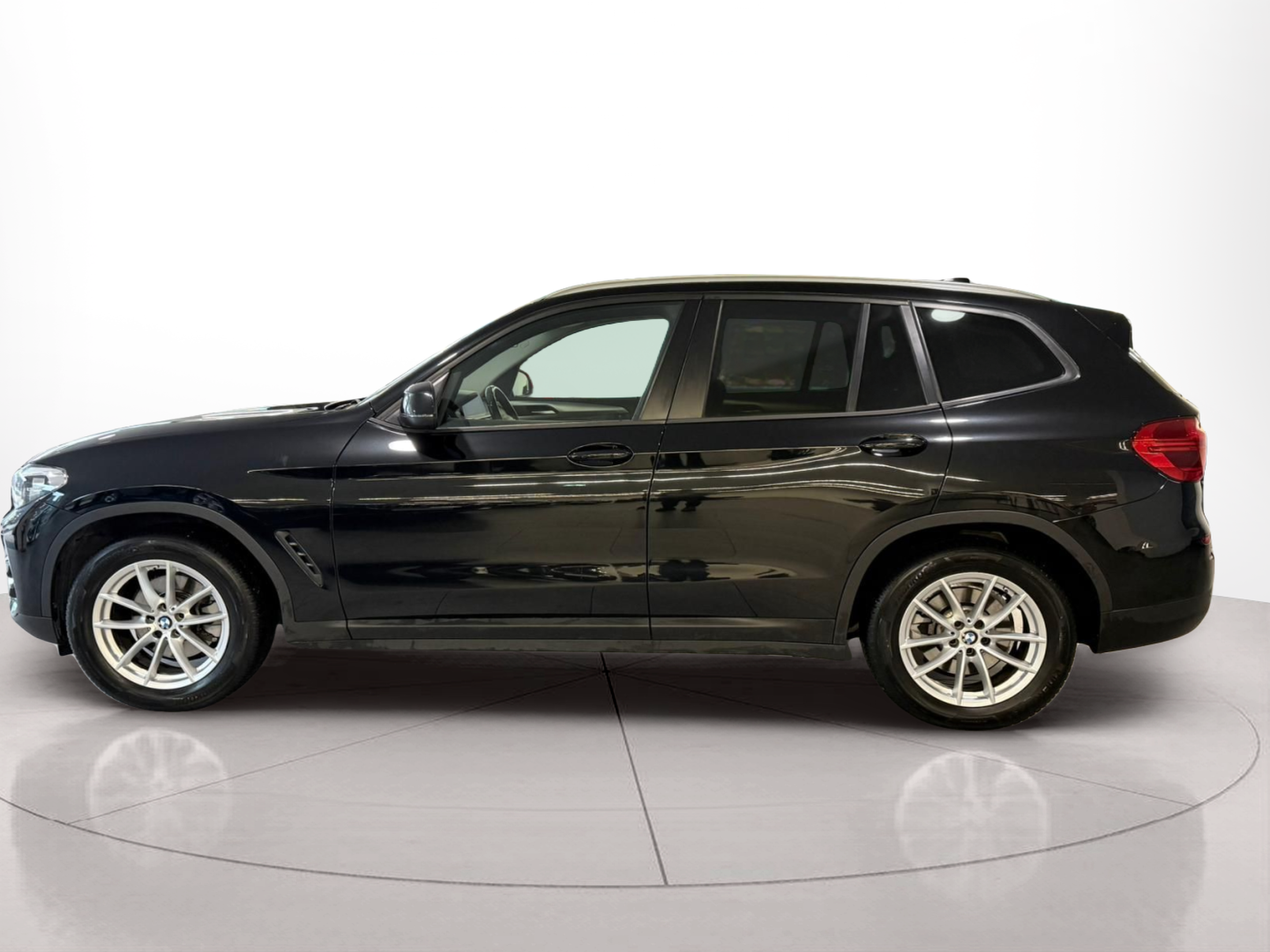 Fotos de BMW X3 sDrive18d color Negro. Año 2021. 110KW(150CV). Diesel. En concesionario Santogal Carnaxide de Oeiras