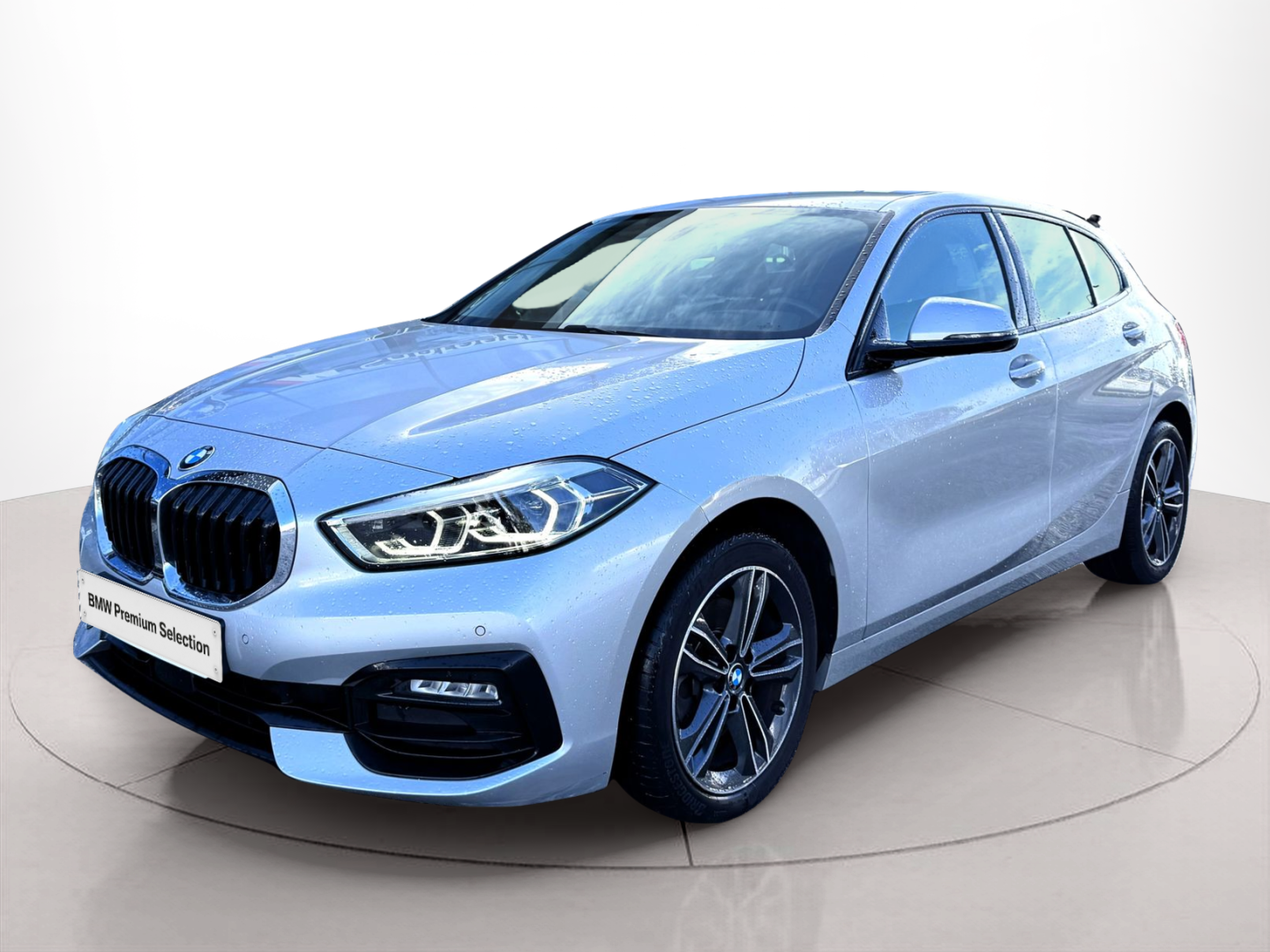 Fotos de BMW Série 1 118d color Gris Plata. Año 2021. 110KW(150CV). Diesel. En concesionario Santogal Oeiras de Oeiras