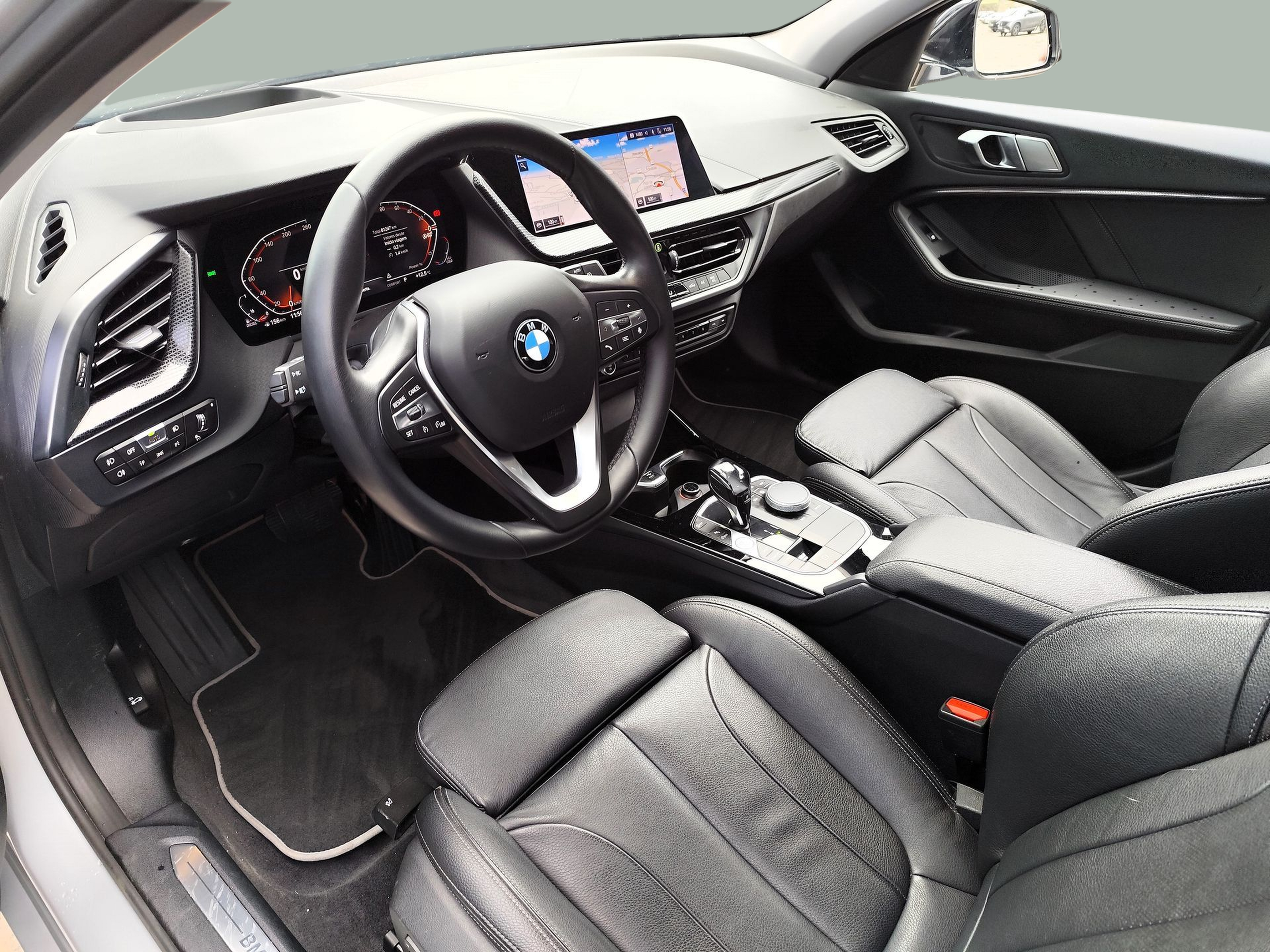 BMW Série 1 118d color Gris Plata. Año 2021. 110KW(150CV). Diesel. En concesionario Santogal Oeiras de Oeiras