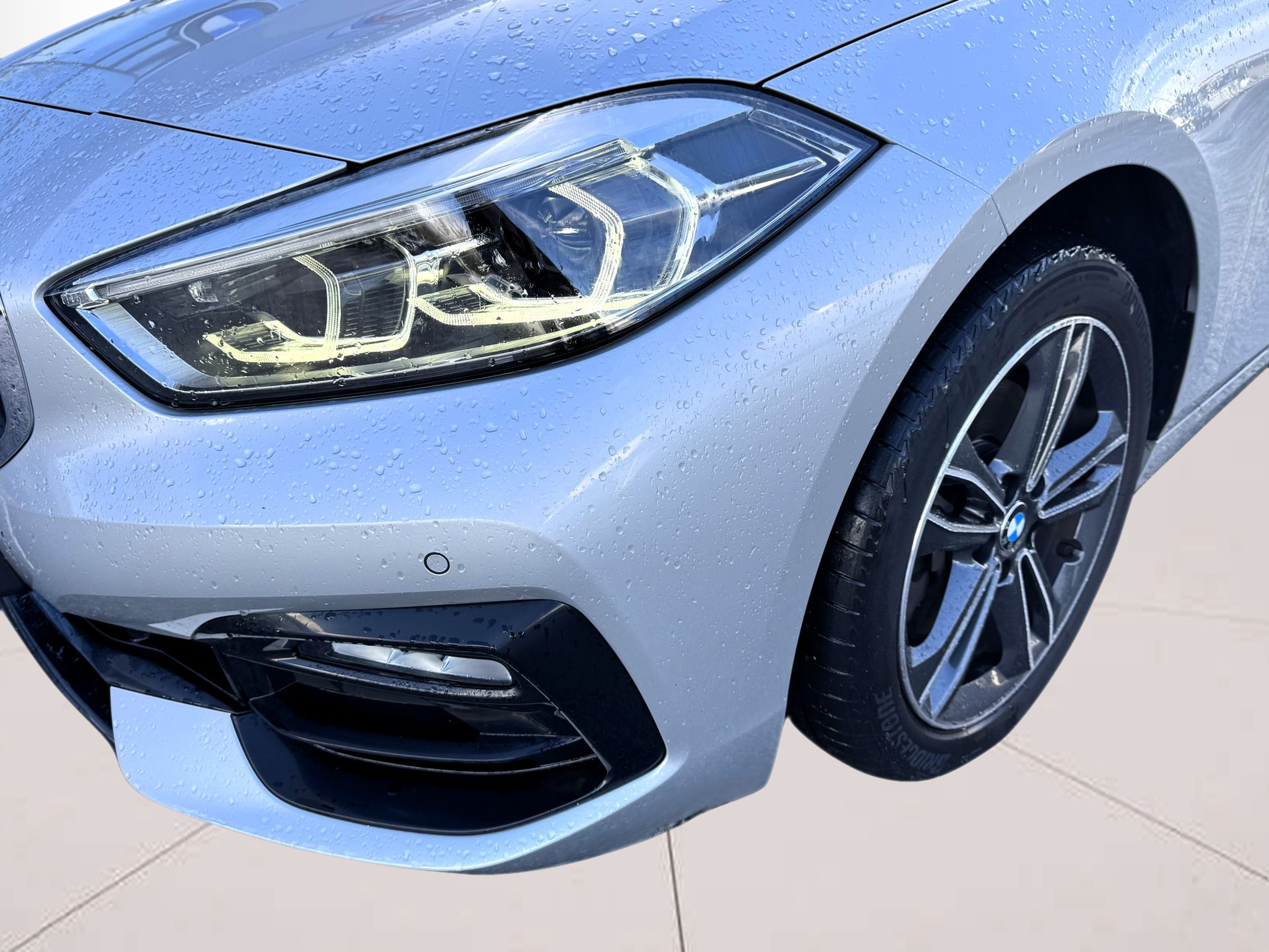 BMW Série 1 118d color Gris Plata. Año 2021. 110KW(150CV). Diesel. En concesionario Santogal Oeiras de Oeiras