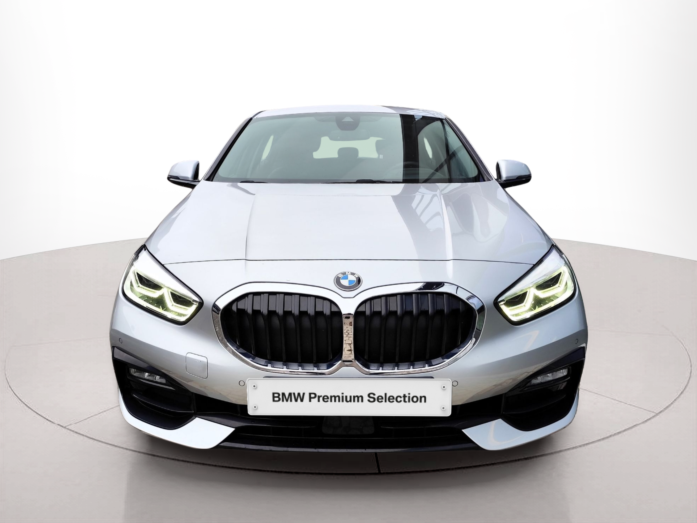 Fotos de BMW Série 1 118d color Gris Plata. Año 2021. 110KW(150CV). Diesel. En concesionario Santogal Oeiras de Oeiras