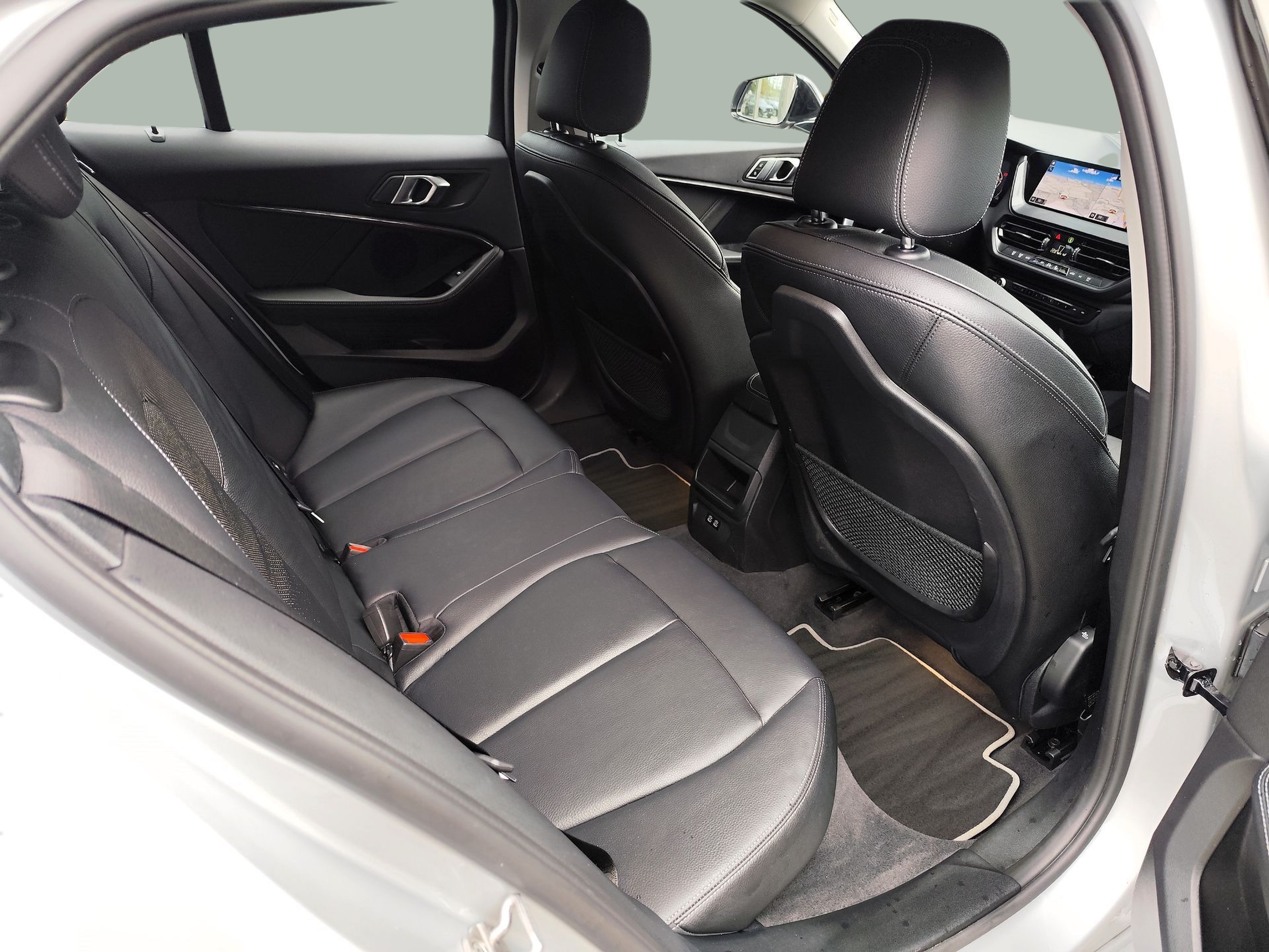 BMW Série 1 118d color Gris Plata. Año 2021. 110KW(150CV). Diesel. En concesionario Santogal Oeiras de Oeiras