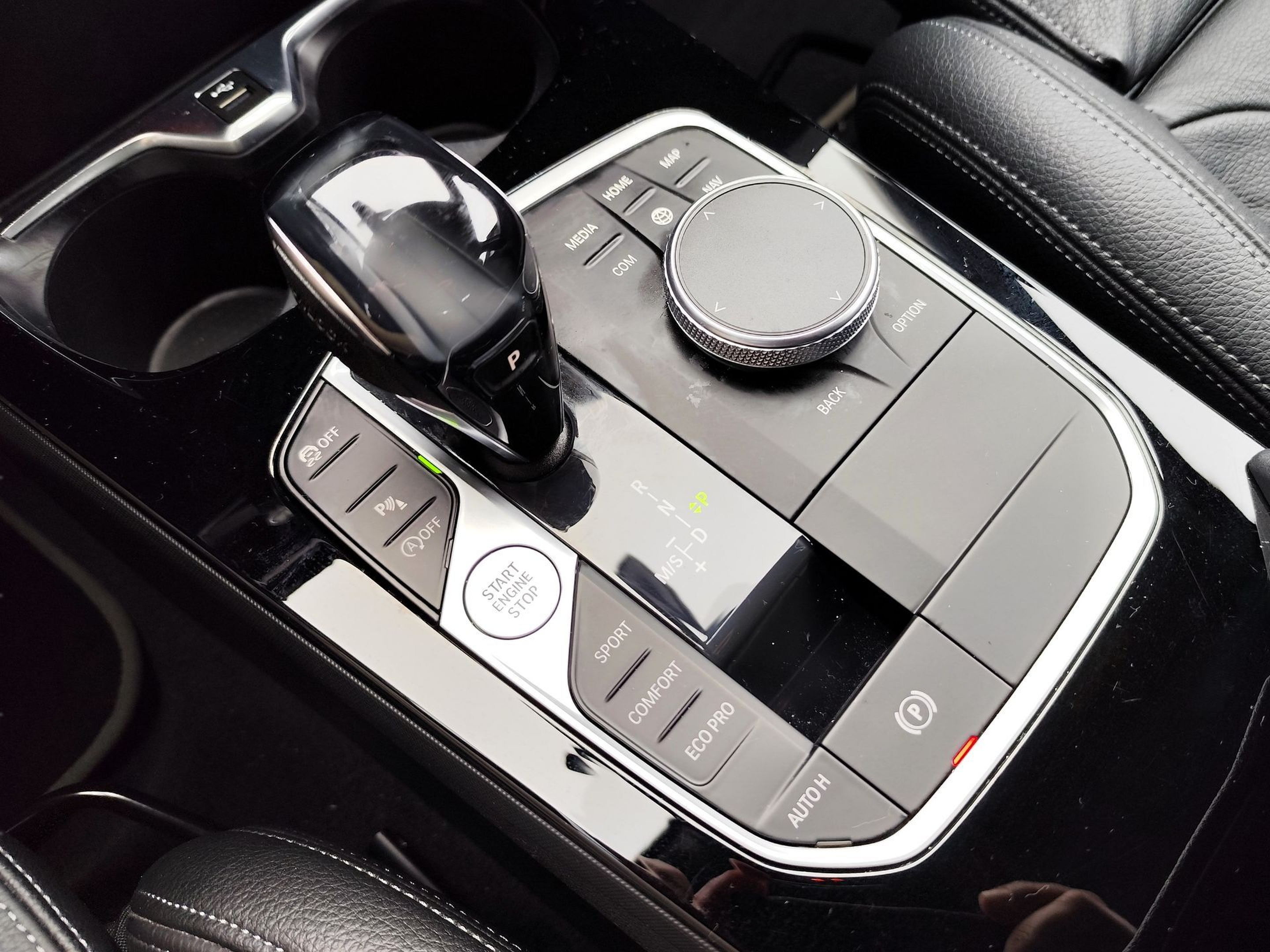 BMW Série 1 118d color Gris Plata. Año 2021. 110KW(150CV). Diesel. En concesionario Santogal Oeiras de Oeiras