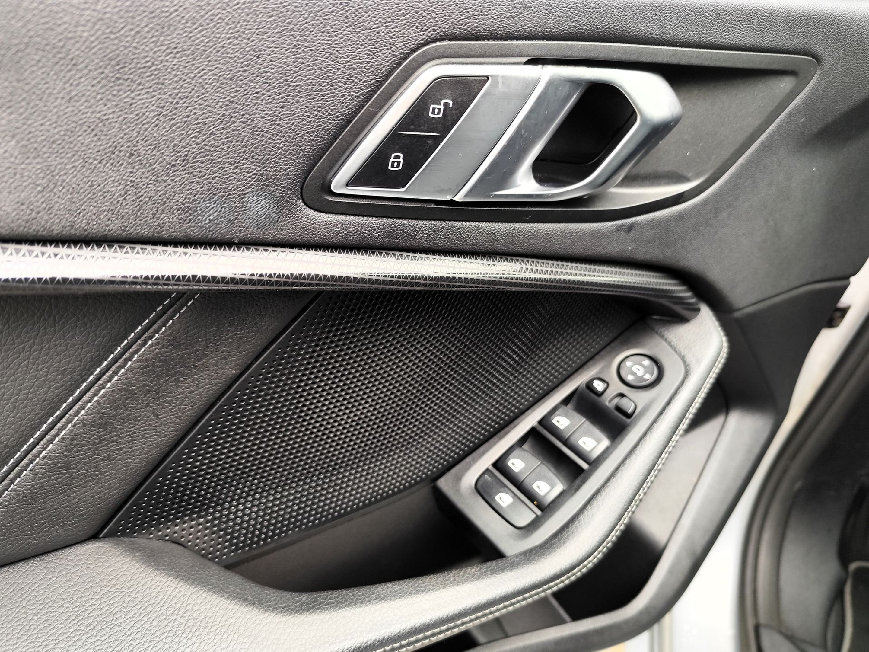 BMW Série 1 118d color Gris Plata. Año 2021. 110KW(150CV). Diesel. En concesionario Santogal Oeiras de Oeiras