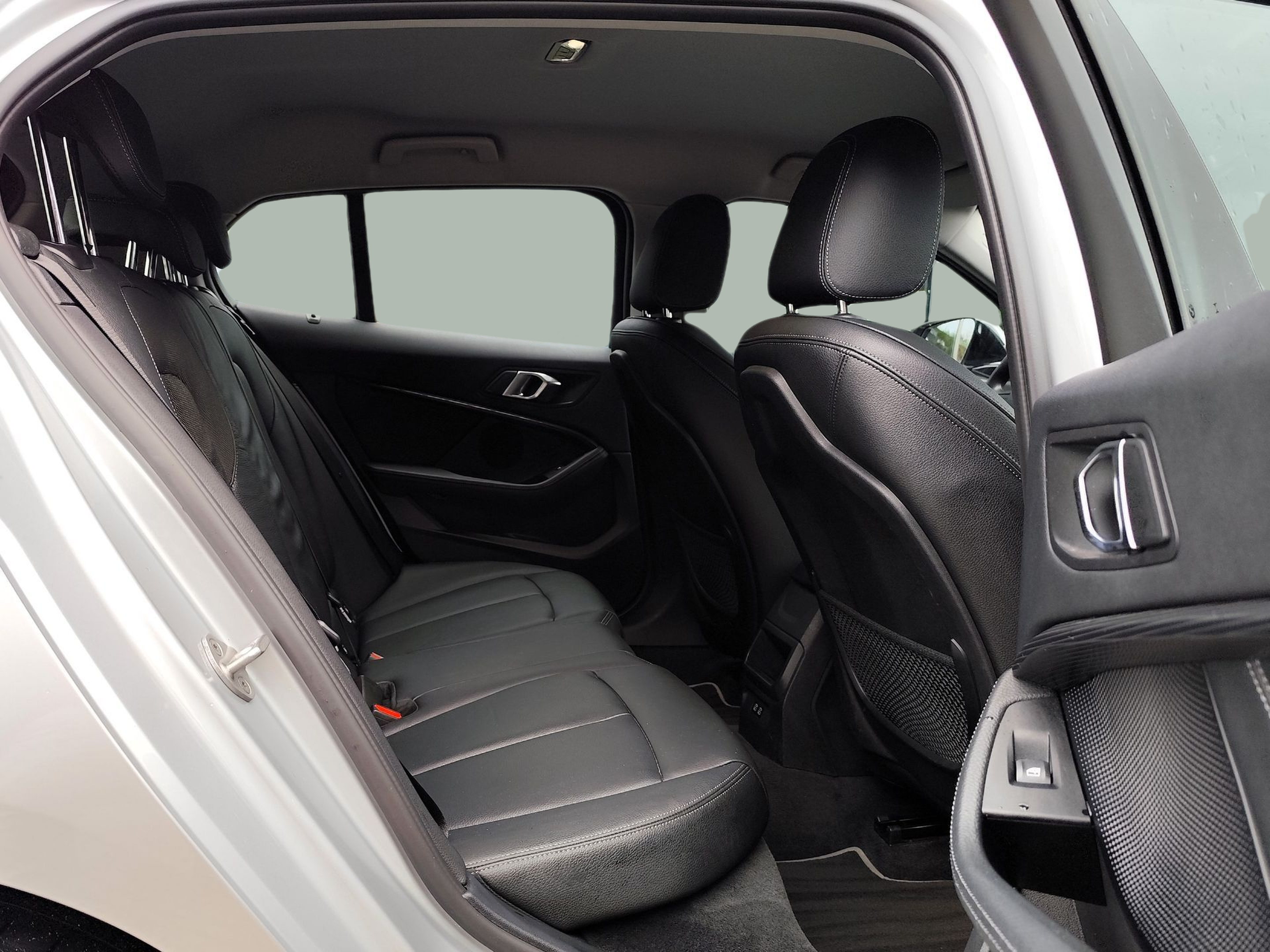 BMW Série 1 118d color Gris Plata. Año 2021. 110KW(150CV). Diesel. En concesionario Santogal Oeiras de Oeiras