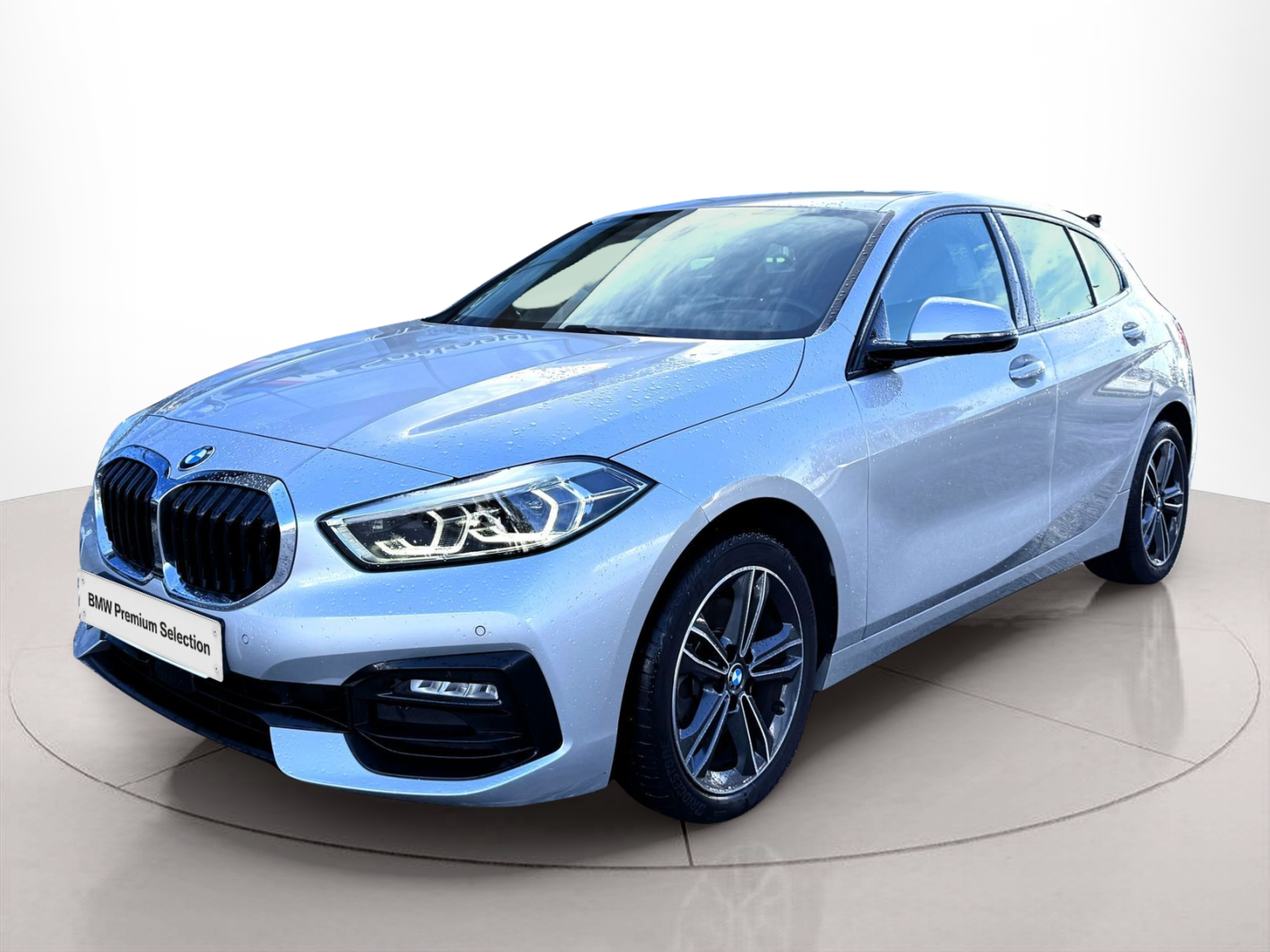 Fotos de BMW Série 1 118d color Gris Plata. Año 2021. 110KW(150CV). Diesel. En concesionario Santogal Oeiras de Oeiras