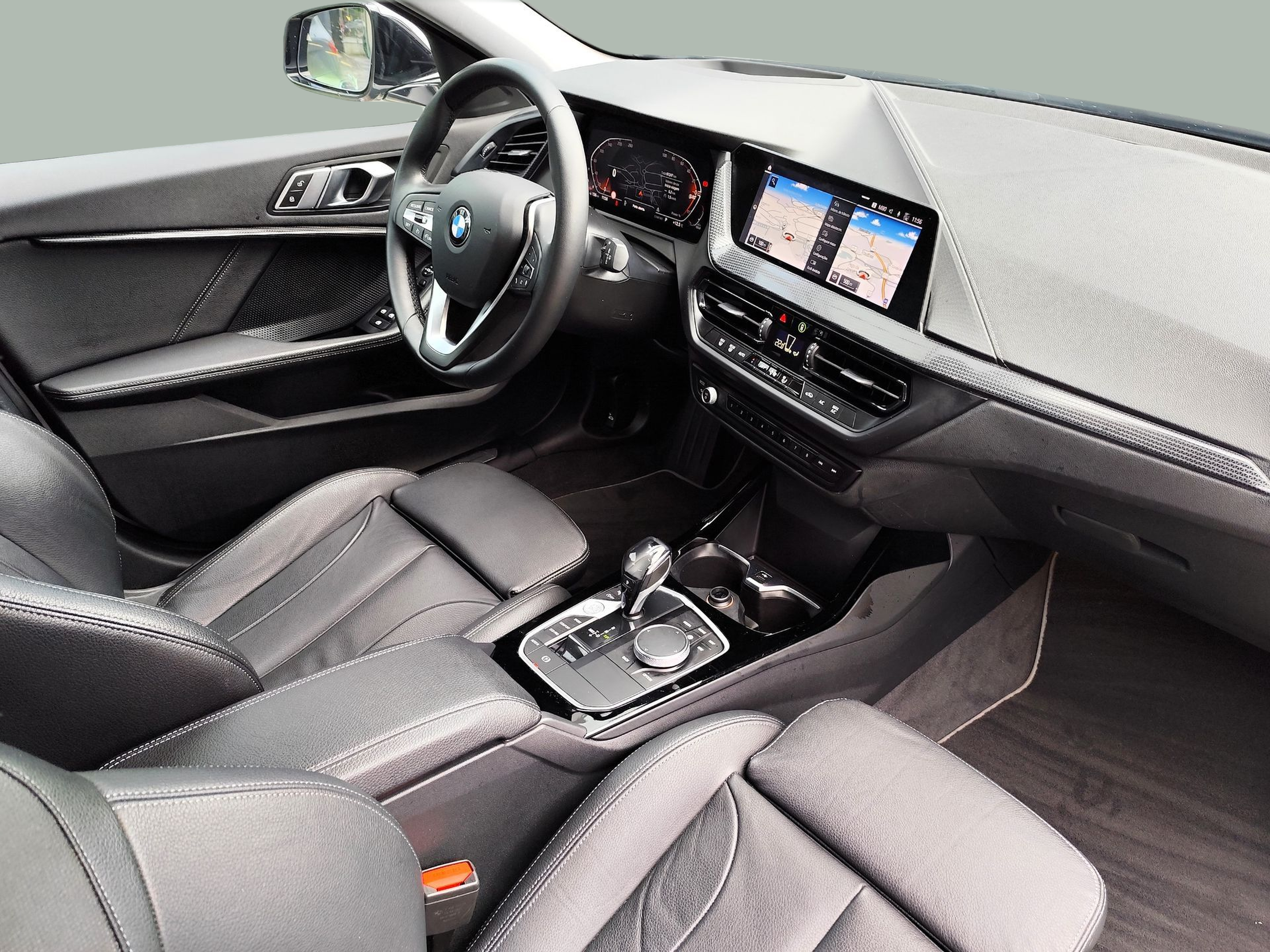 BMW Série 1 118d color Gris Plata. Año 2021. 110KW(150CV). Diesel. En concesionario Santogal Oeiras de Oeiras