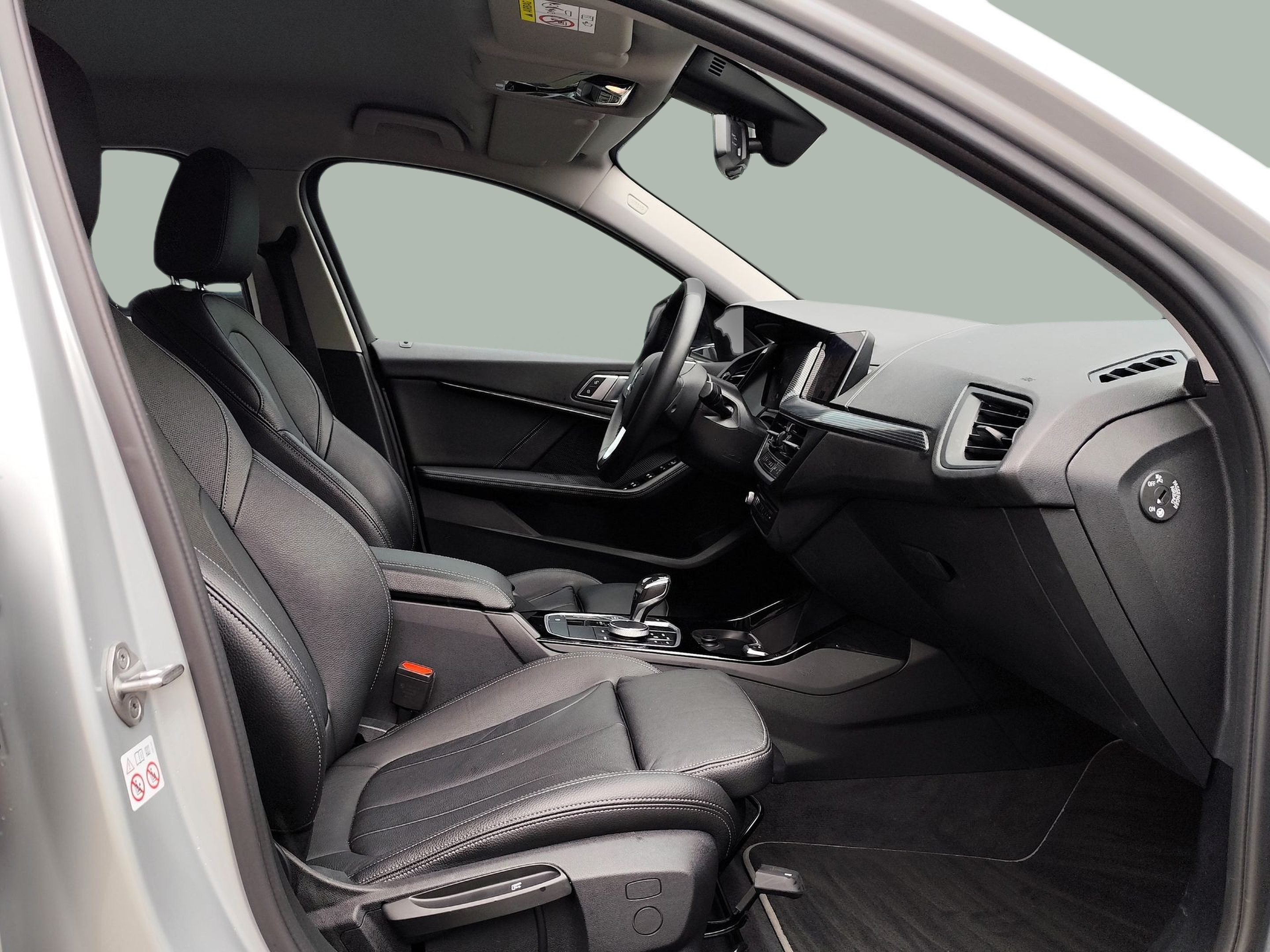 BMW Série 1 118d color Gris Plata. Año 2021. 110KW(150CV). Diesel. En concesionario Santogal Oeiras de Oeiras