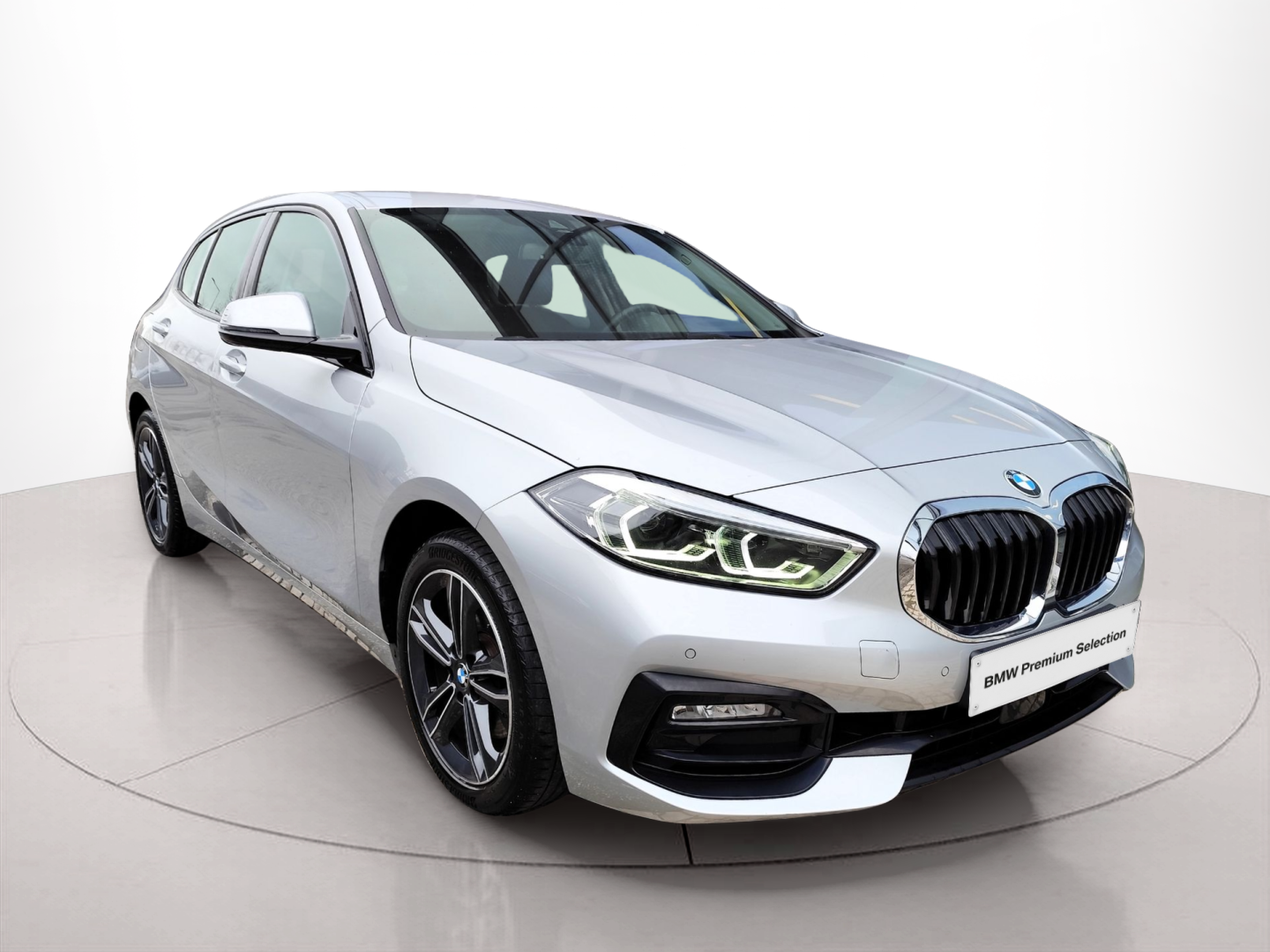 BMW Série 1 118d color Gris Plata. Año 2021. 110KW(150CV). Diesel. En concesionario Santogal Oeiras de Oeiras