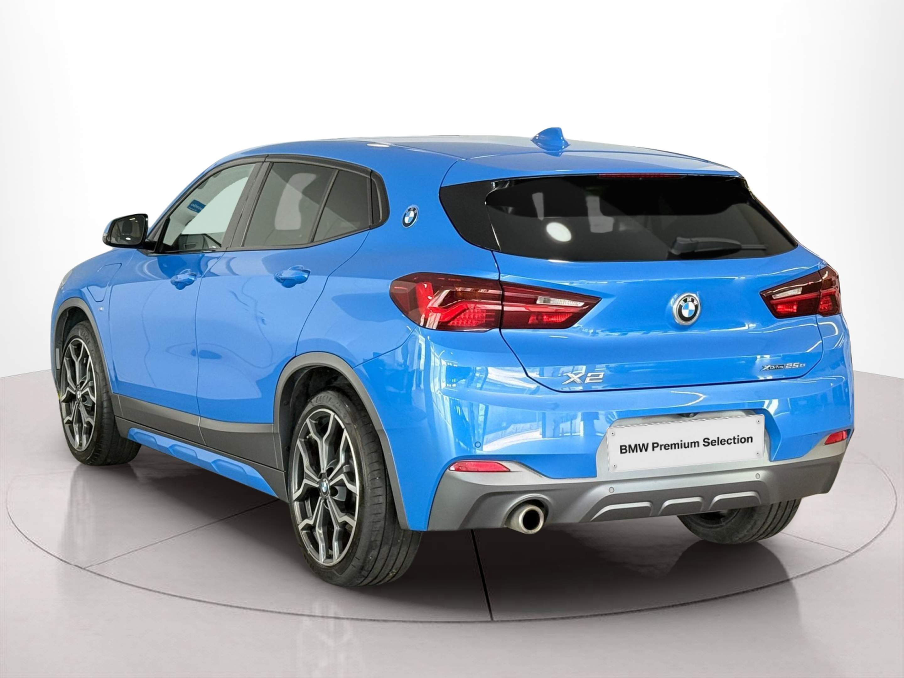 BMW X2 xDrive25e color Azul. Año 2021. 162KW(220CV). Elétrico / Gasolina Híbrido. En concesionario Santogal Carnaxide de Oeiras