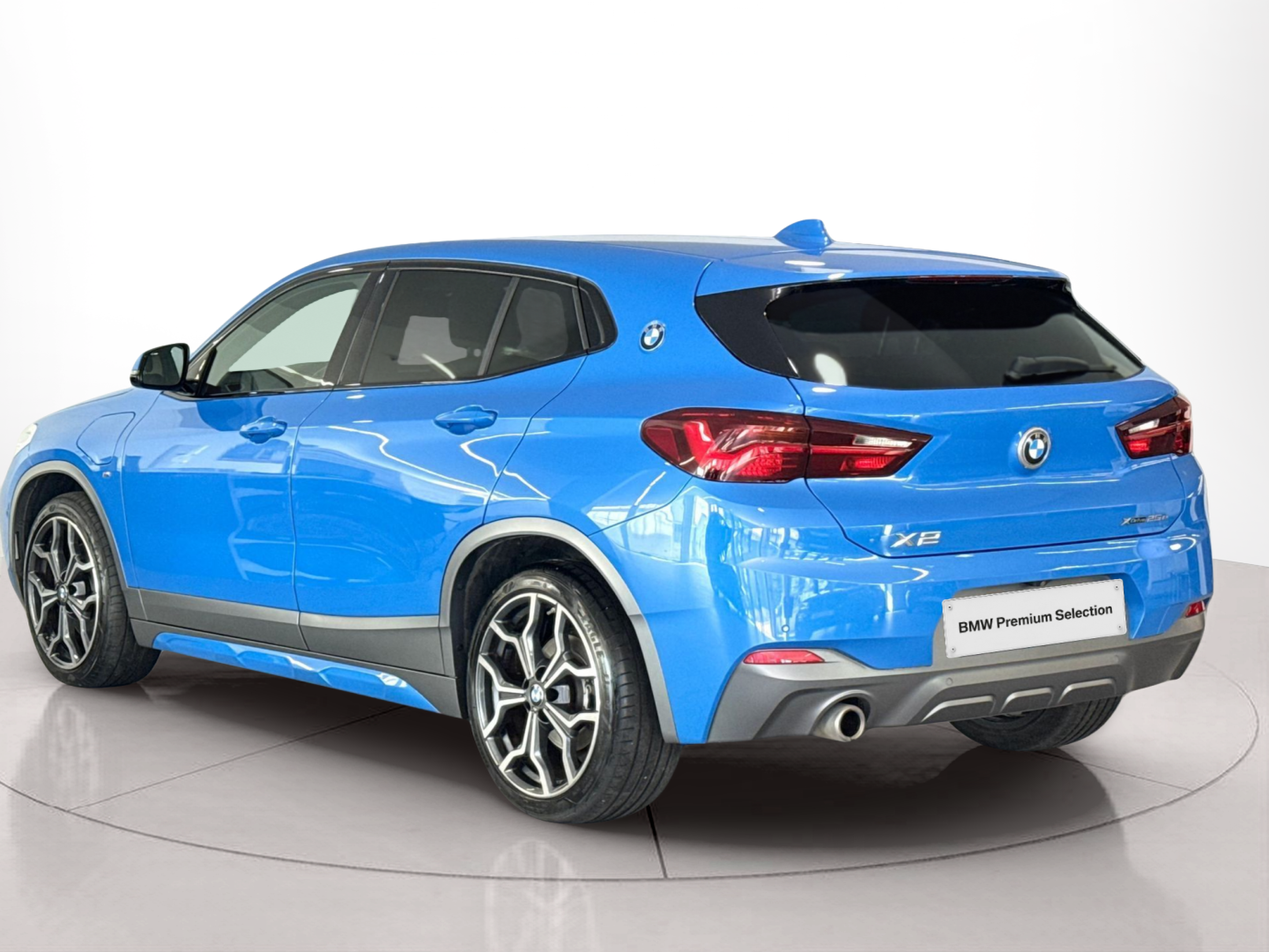 BMW X2 xDrive25e color Azul. Año 2021. 162KW(220CV). Elétrico / Gasolina Híbrido. En concesionario Santogal Carnaxide de Oeiras