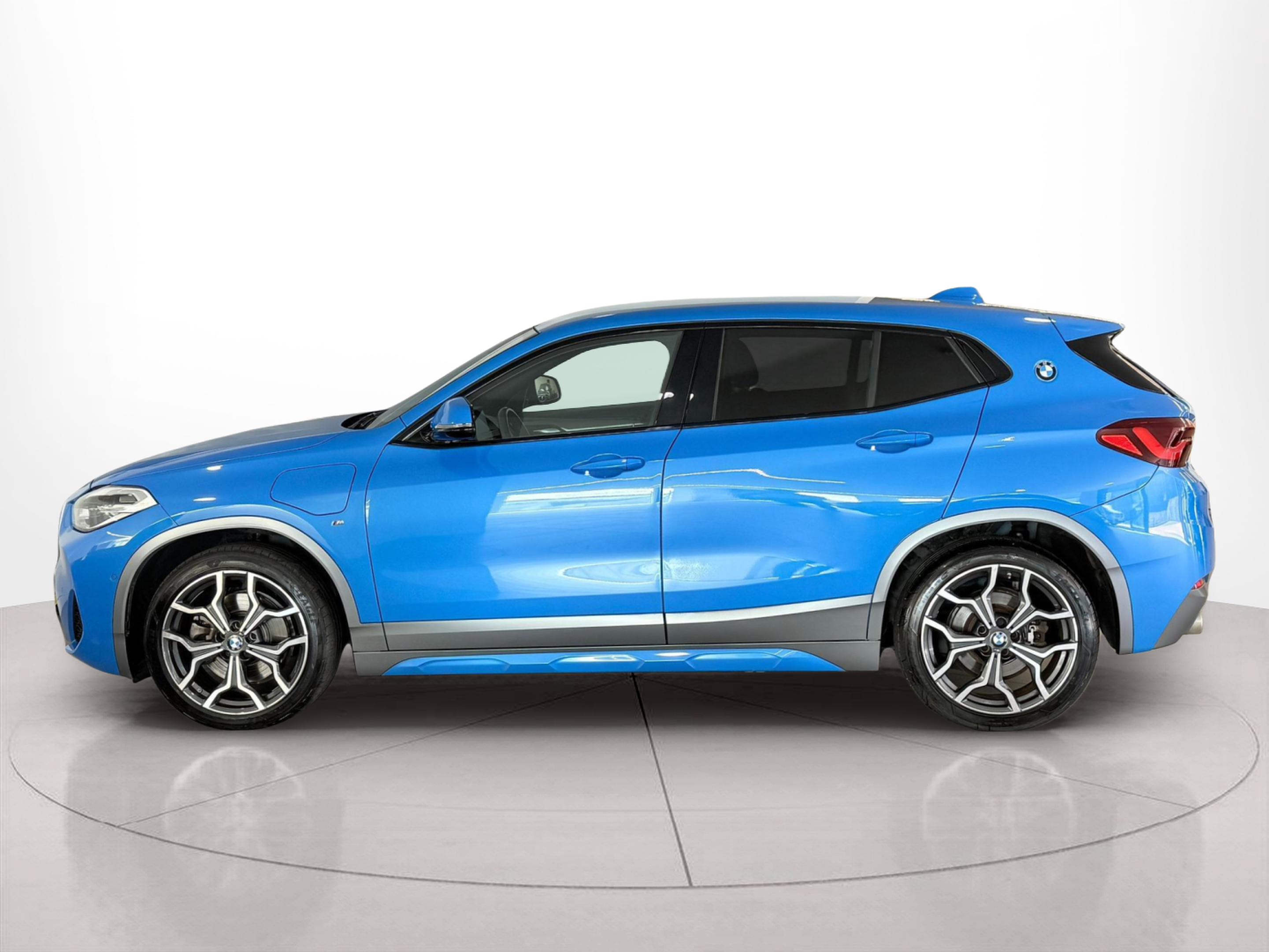 BMW X2 xDrive25e color Azul. Año 2021. 162KW(220CV). Elétrico / Gasolina Híbrido. En concesionario Santogal Carnaxide de Oeiras