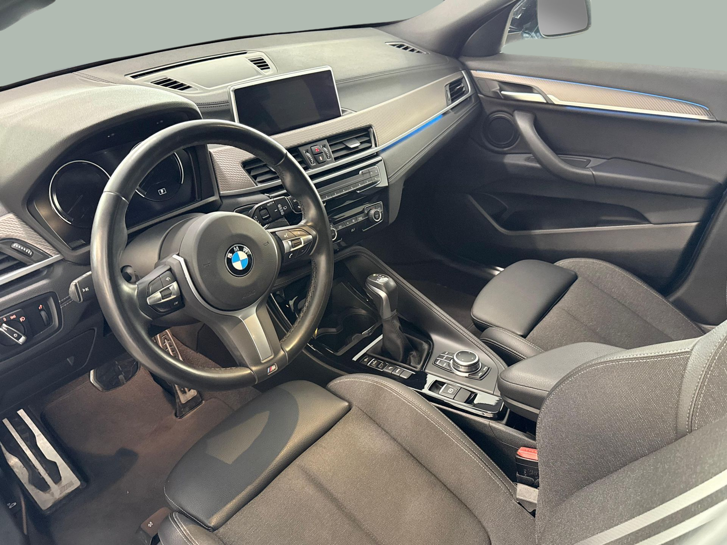 BMW X2 xDrive25e color Azul. Año 2021. 162KW(220CV). Elétrico / Gasolina Híbrido. En concesionario Santogal Carnaxide de Oeiras