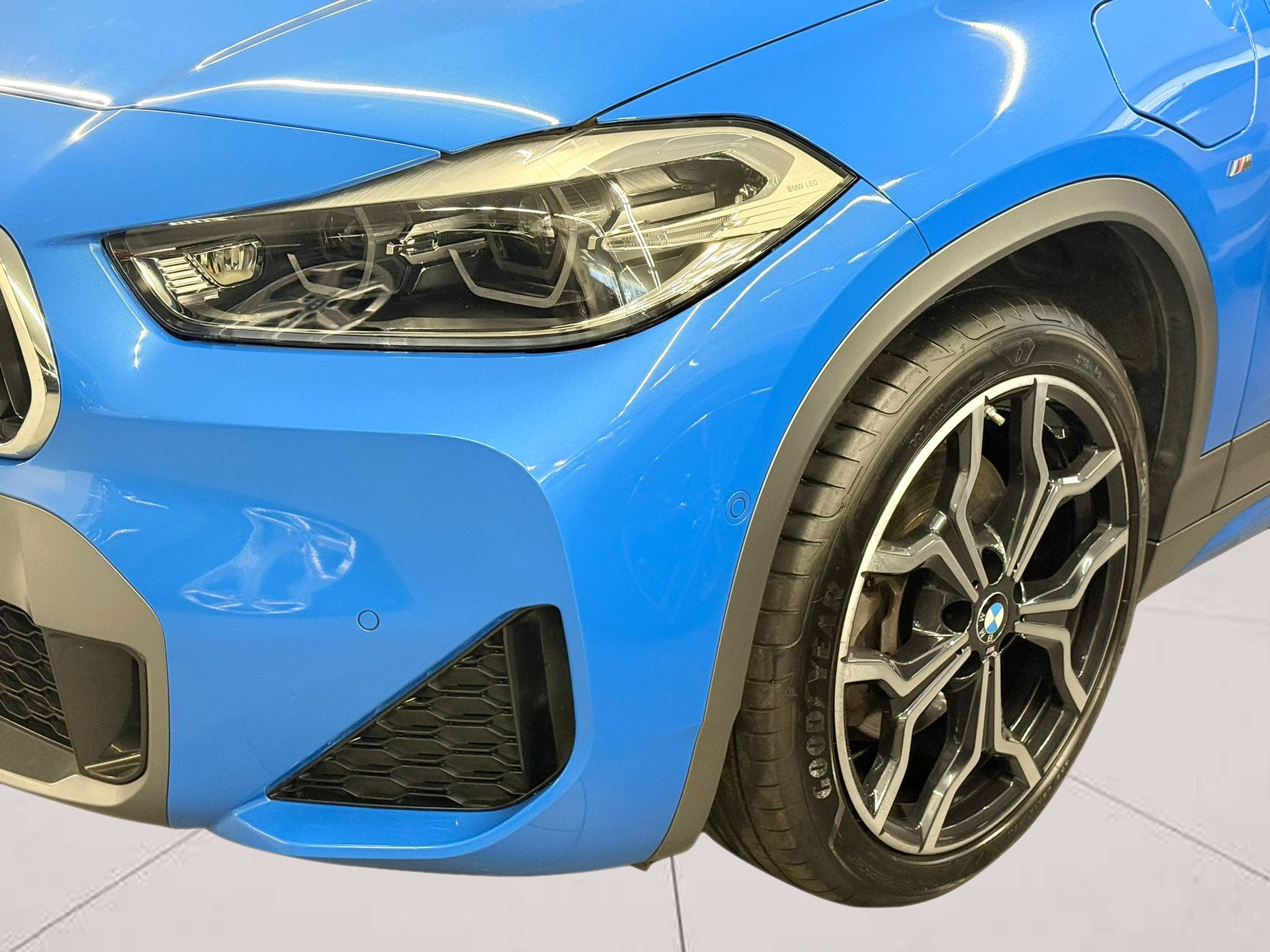 BMW X2 xDrive25e color Azul. Año 2021. 162KW(220CV). Elétrico / Gasolina Híbrido. En concesionario Santogal Carnaxide de Oeiras