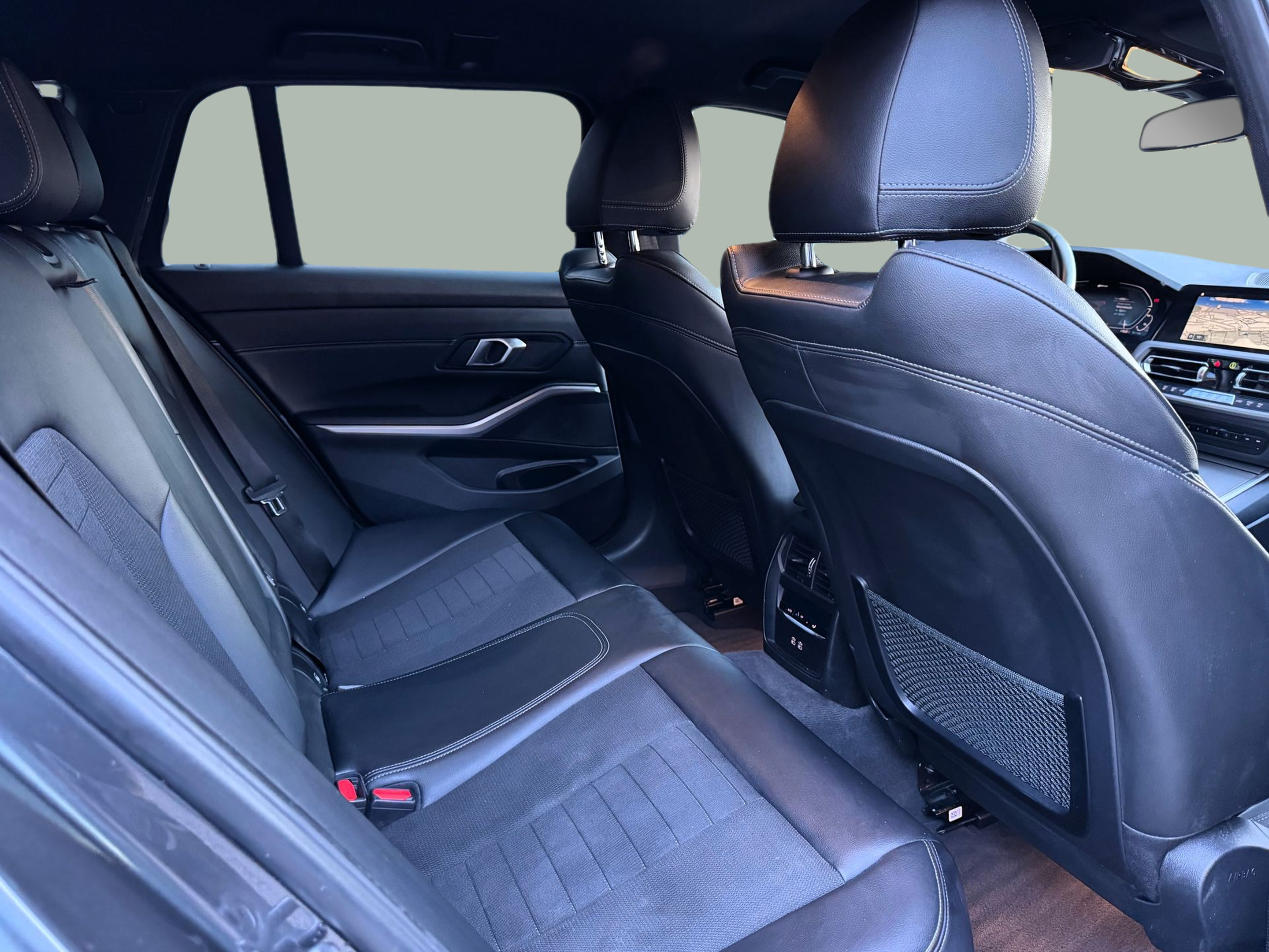 BMW Série 3 320e Berlina color Gris. Año 2021. 150KW(204CV). Elétrico / Gasolina Híbrido. En concesionario Santogal Oeiras de Oeiras