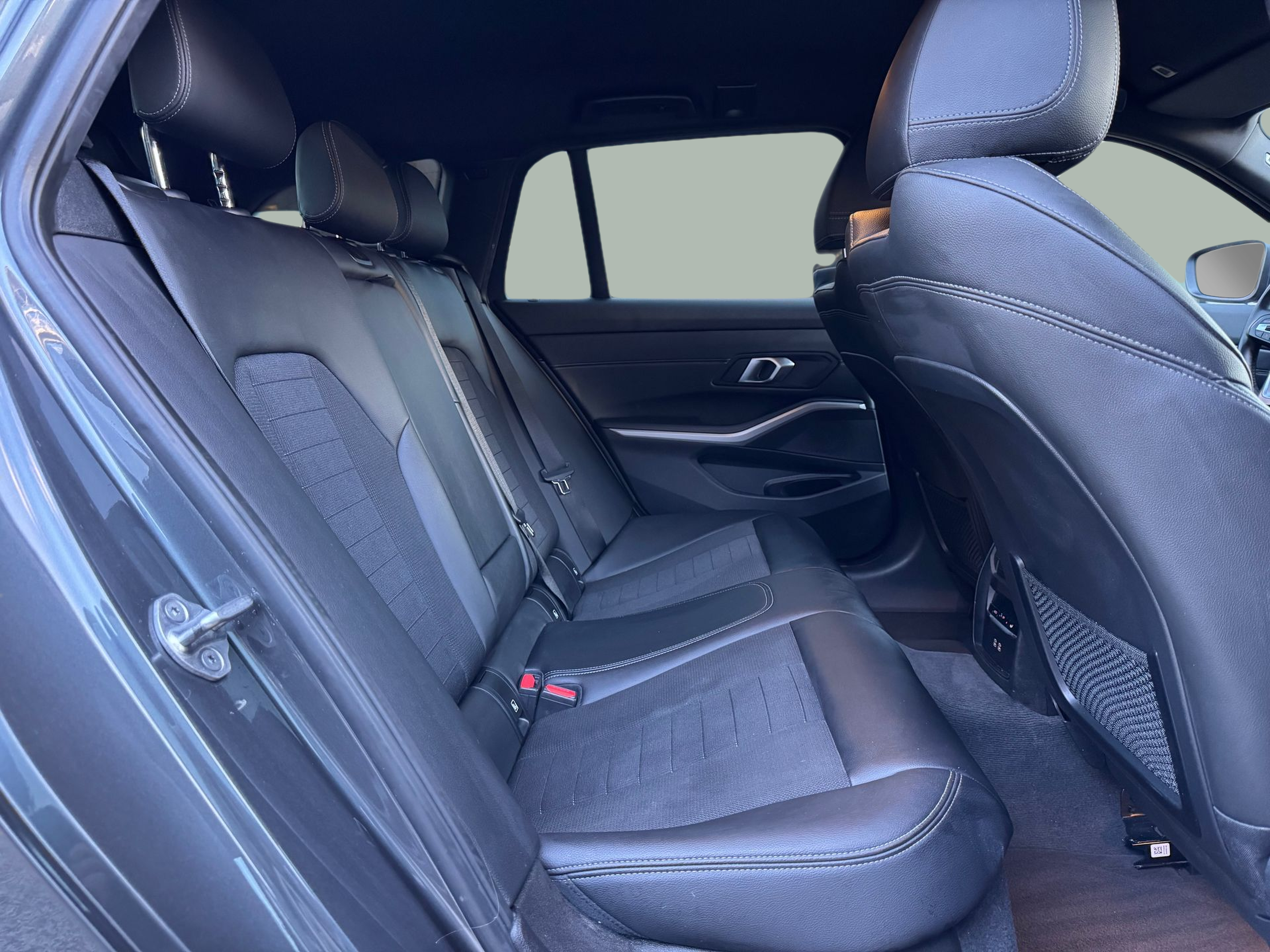 BMW Série 3 320e Berlina color Gris. Año 2021. 150KW(204CV). Elétrico / Gasolina Híbrido. En concesionario Santogal Oeiras de Oeiras