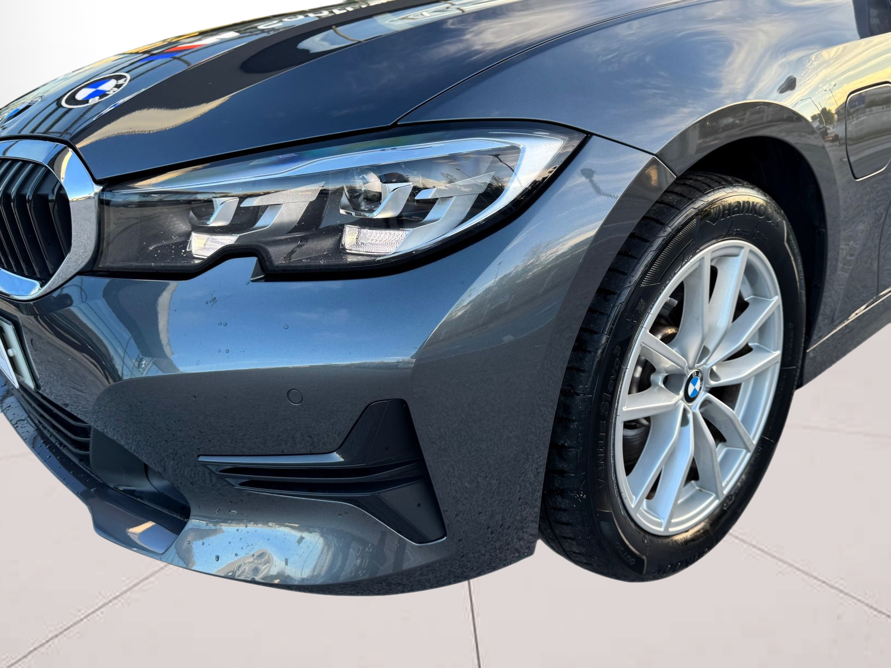 BMW Série 3 320e Berlina color Gris. Año 2021. 150KW(204CV). Elétrico / Gasolina Híbrido. En concesionario Santogal Oeiras de Oeiras