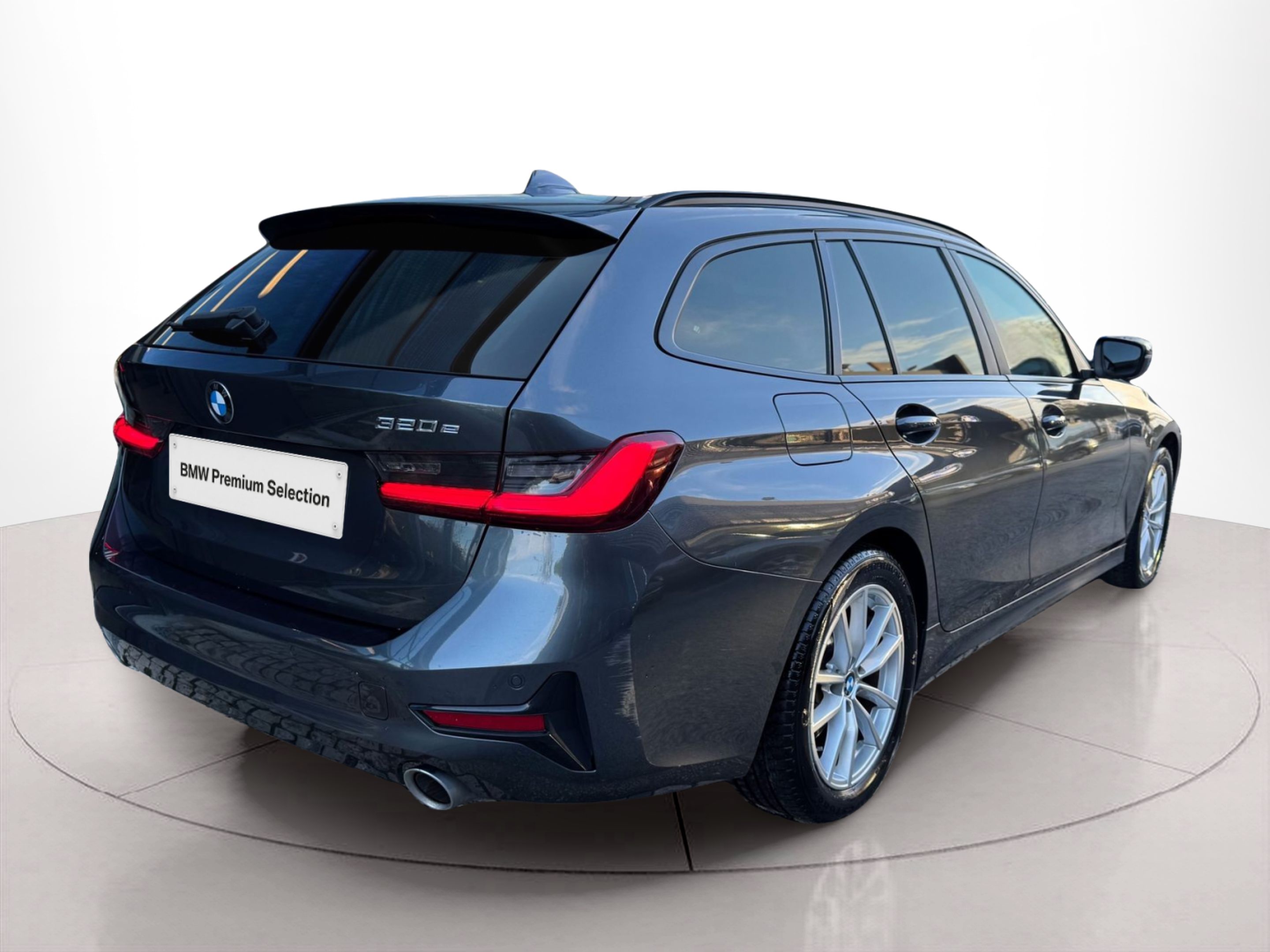 BMW Série 3 320e Berlina color Gris. Año 2021. 150KW(204CV). Elétrico / Gasolina Híbrido. En concesionario Santogal Oeiras de Oeiras