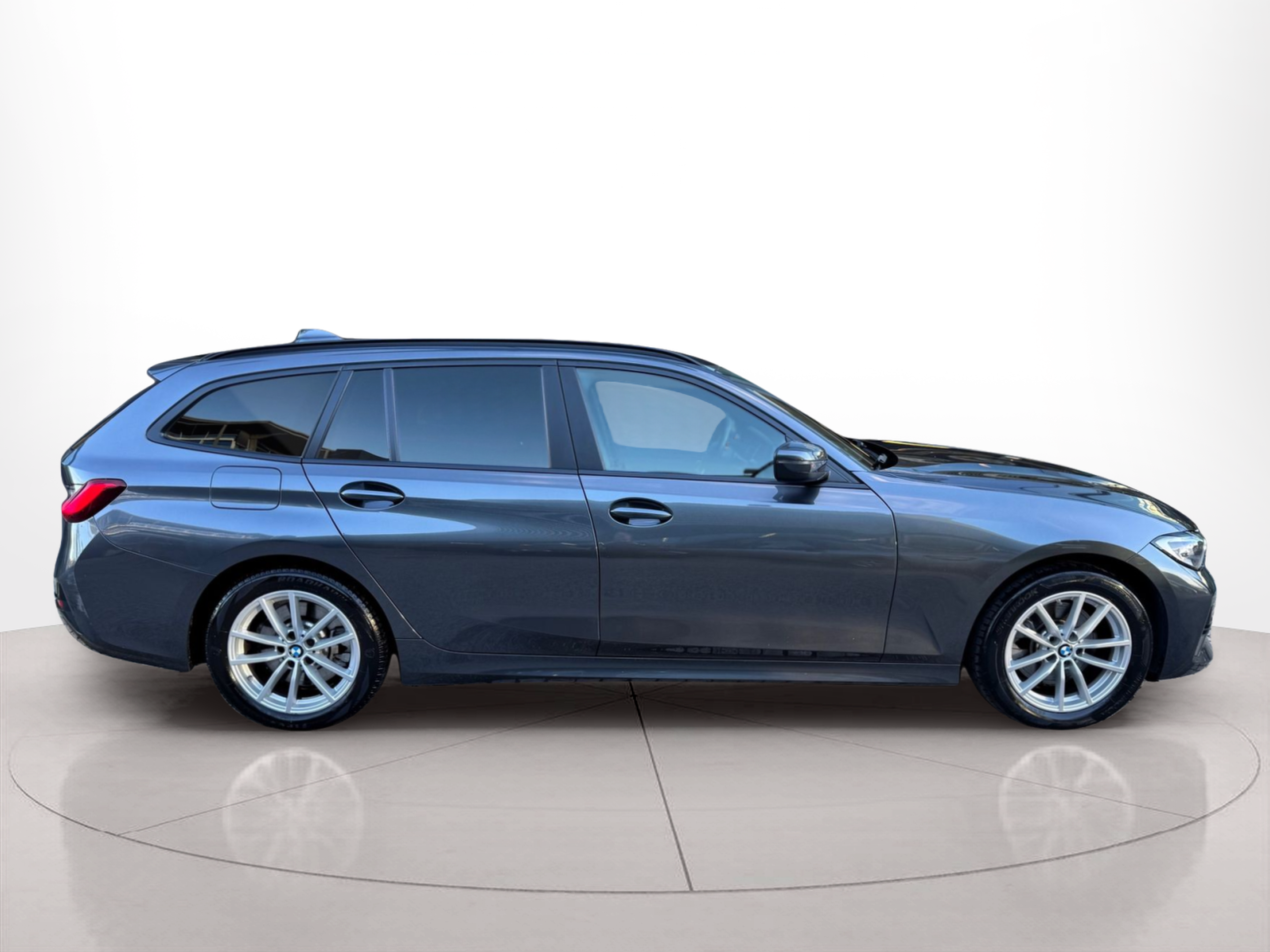 Fotos de BMW Série 3 320e Berlina color Gris. Año 2021. 150KW(204CV). Elétrico / Gasolina Híbrido. En concesionario Santogal Oeiras de Oeiras