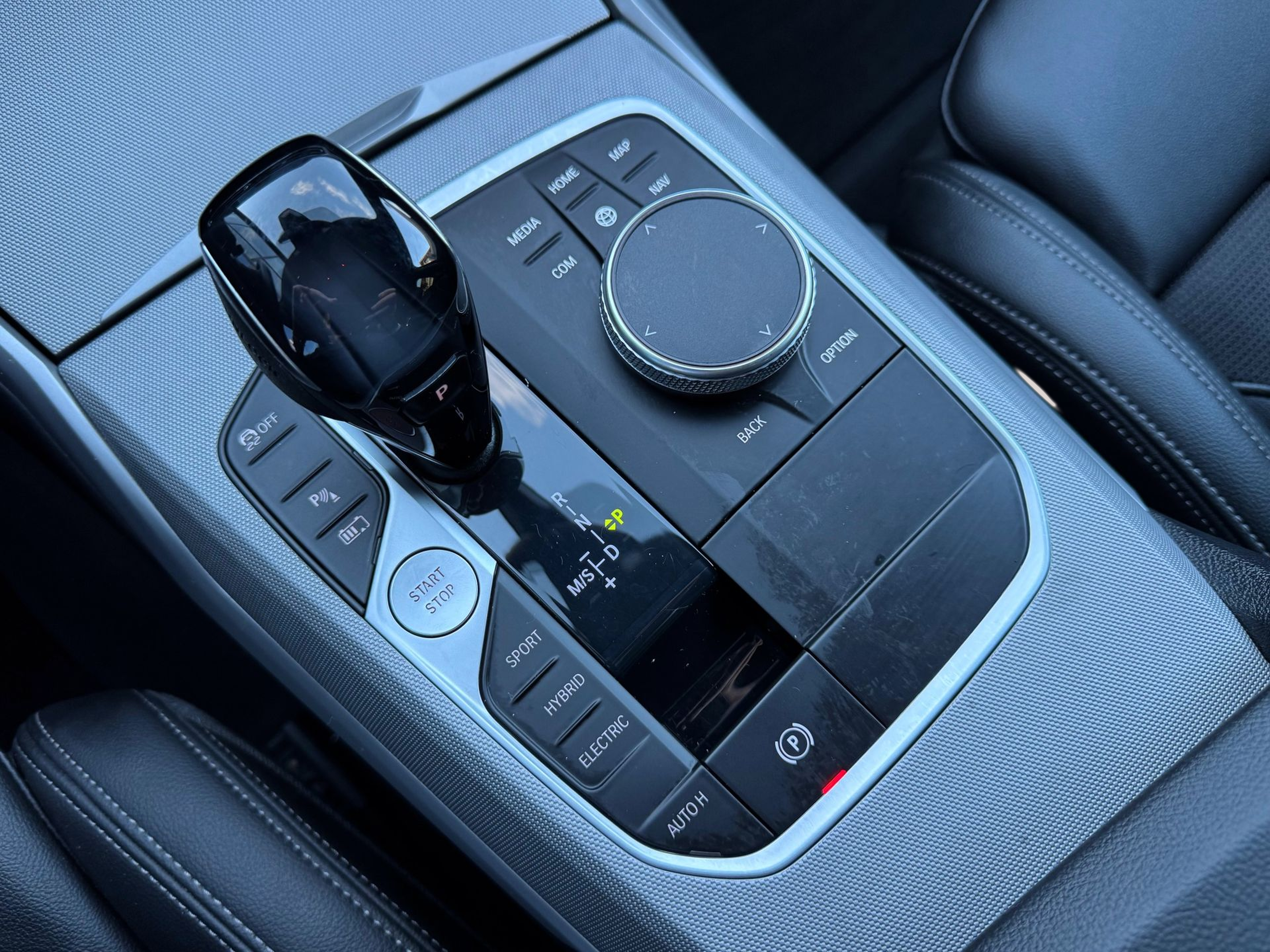 BMW Série 3 320e Berlina color Gris. Año 2021. 150KW(204CV). Elétrico / Gasolina Híbrido. En concesionario Santogal Oeiras de Oeiras