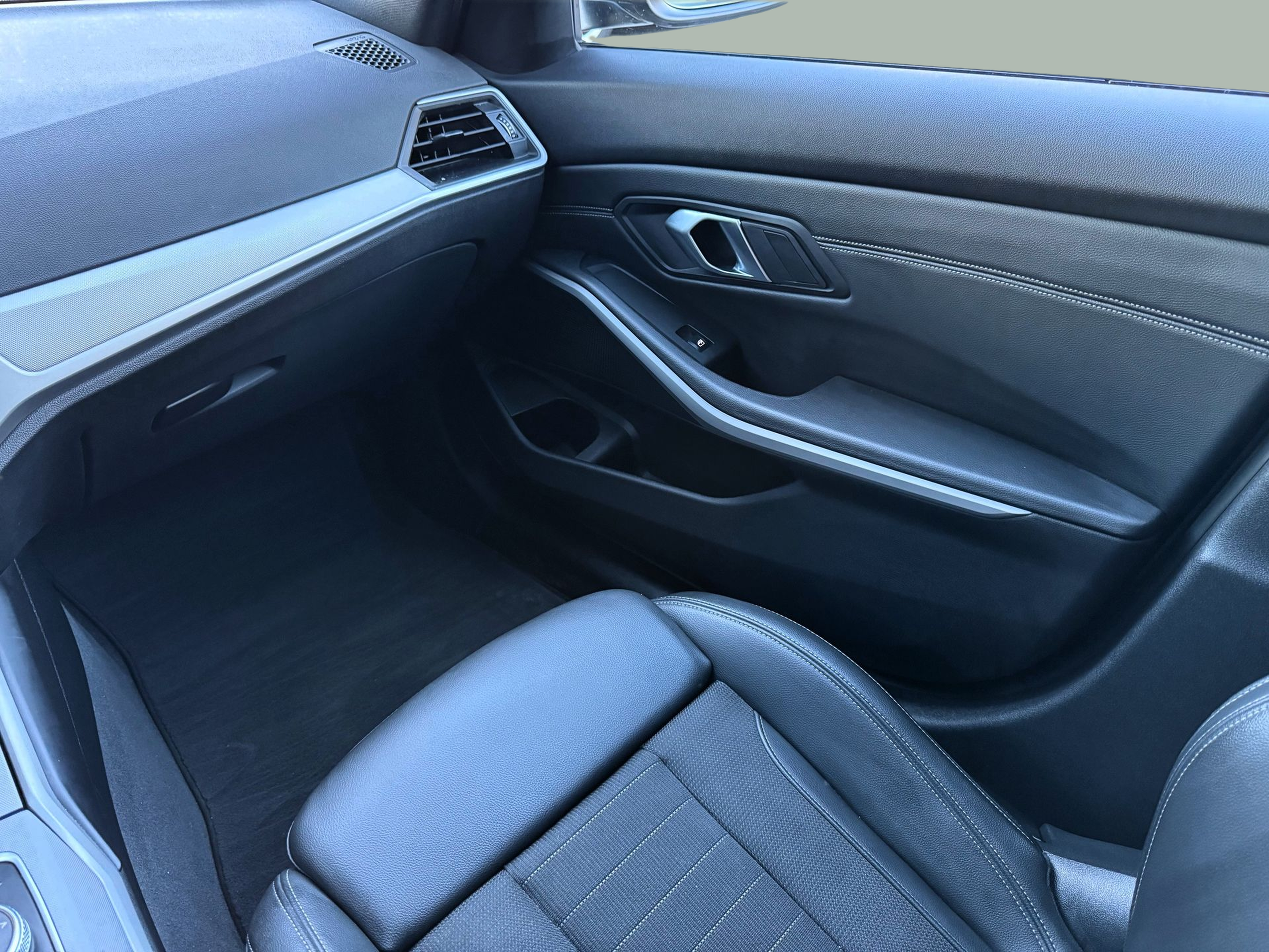 BMW Série 3 320e Berlina color Gris. Año 2021. 150KW(204CV). Elétrico / Gasolina Híbrido. En concesionario Santogal Oeiras de Oeiras