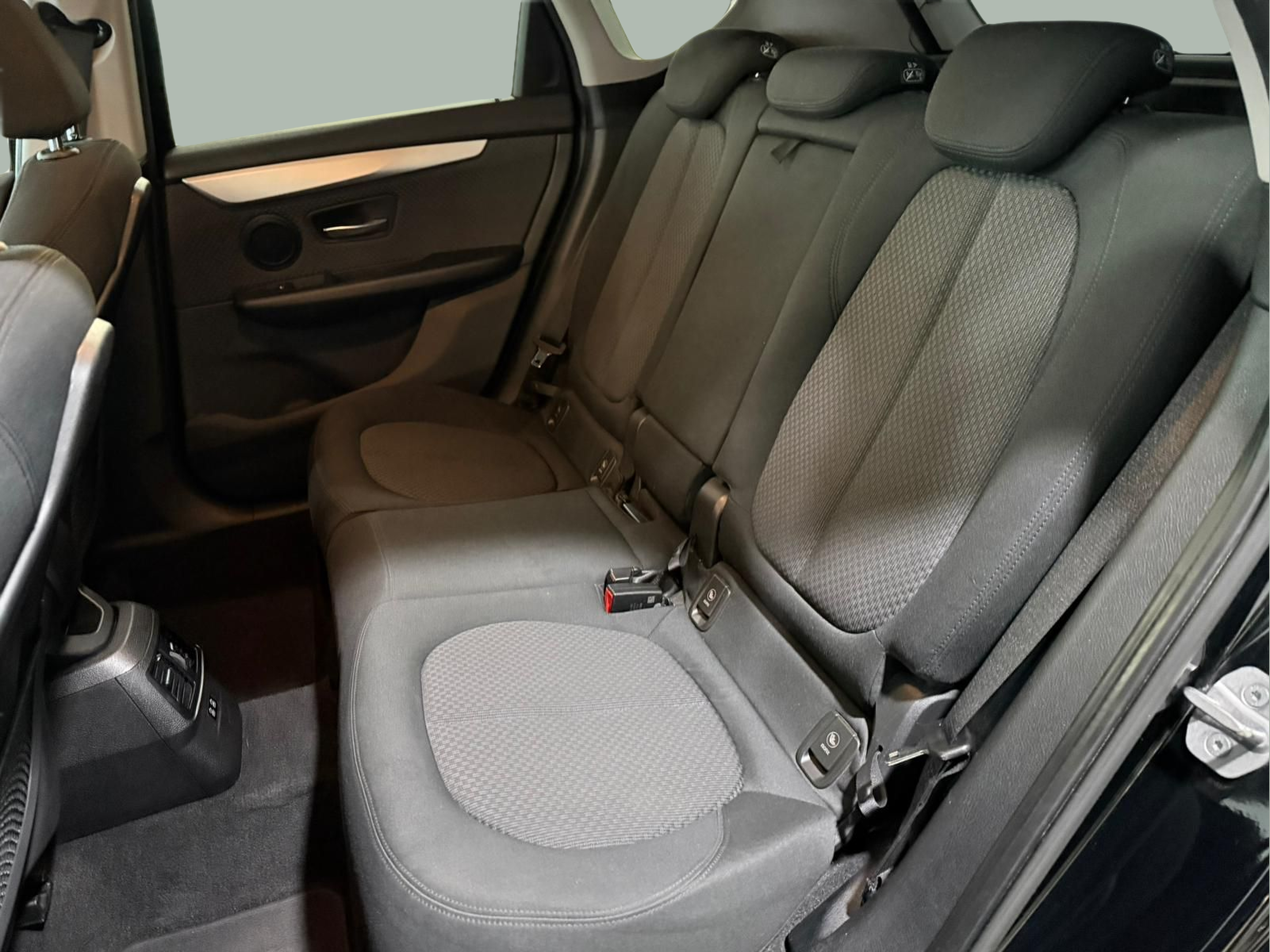 BMW Série 2 216d Active Tourer color Negro. Año 2021. 85KW(116CV). Diesel. En concesionario Santogal Carnaxide de Oeiras