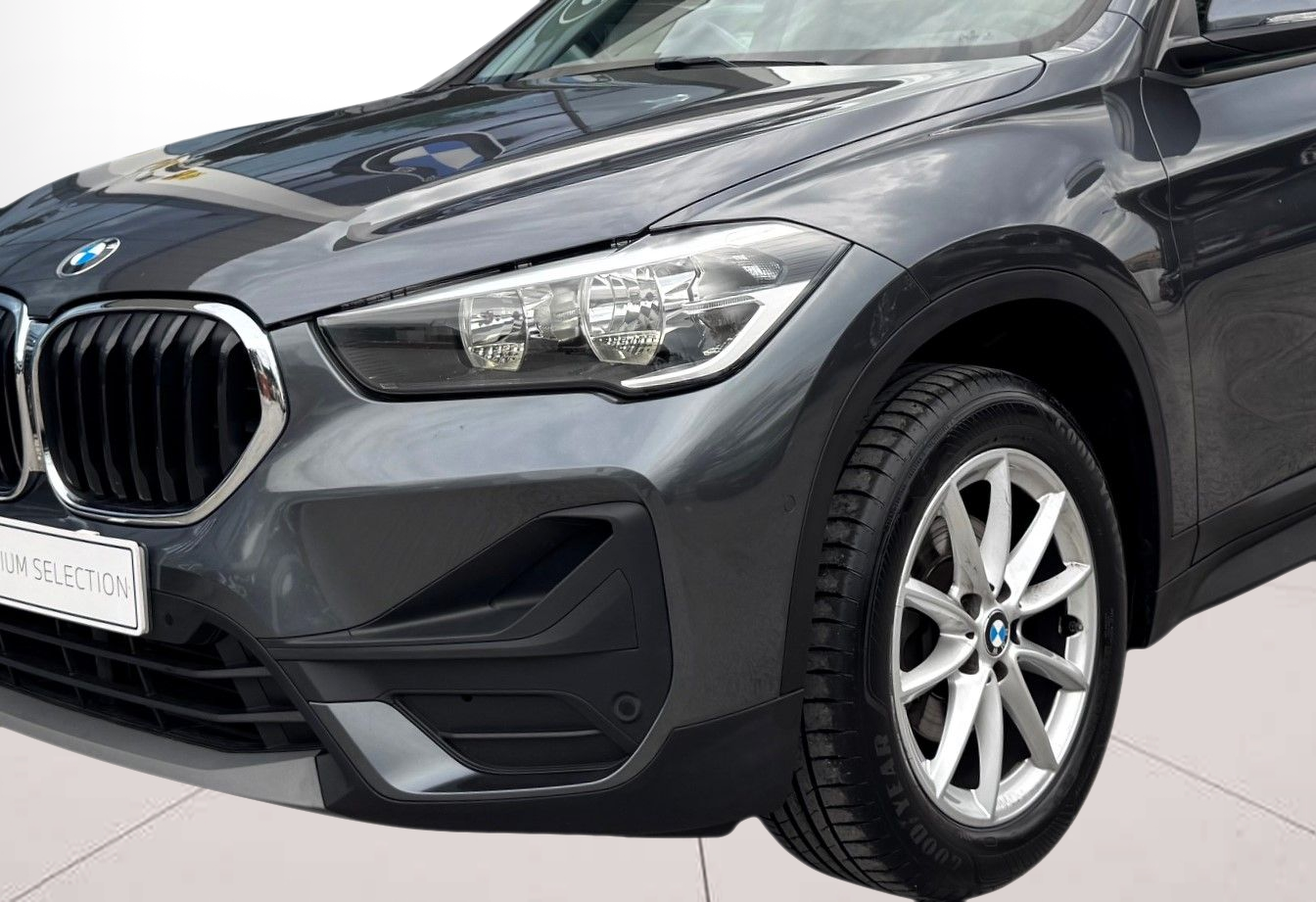 BMW X1 sDrive16d color Gris. Año 2021. 85KW(116CV). Diesel. En concesionario Santogal Oeiras de Oeiras