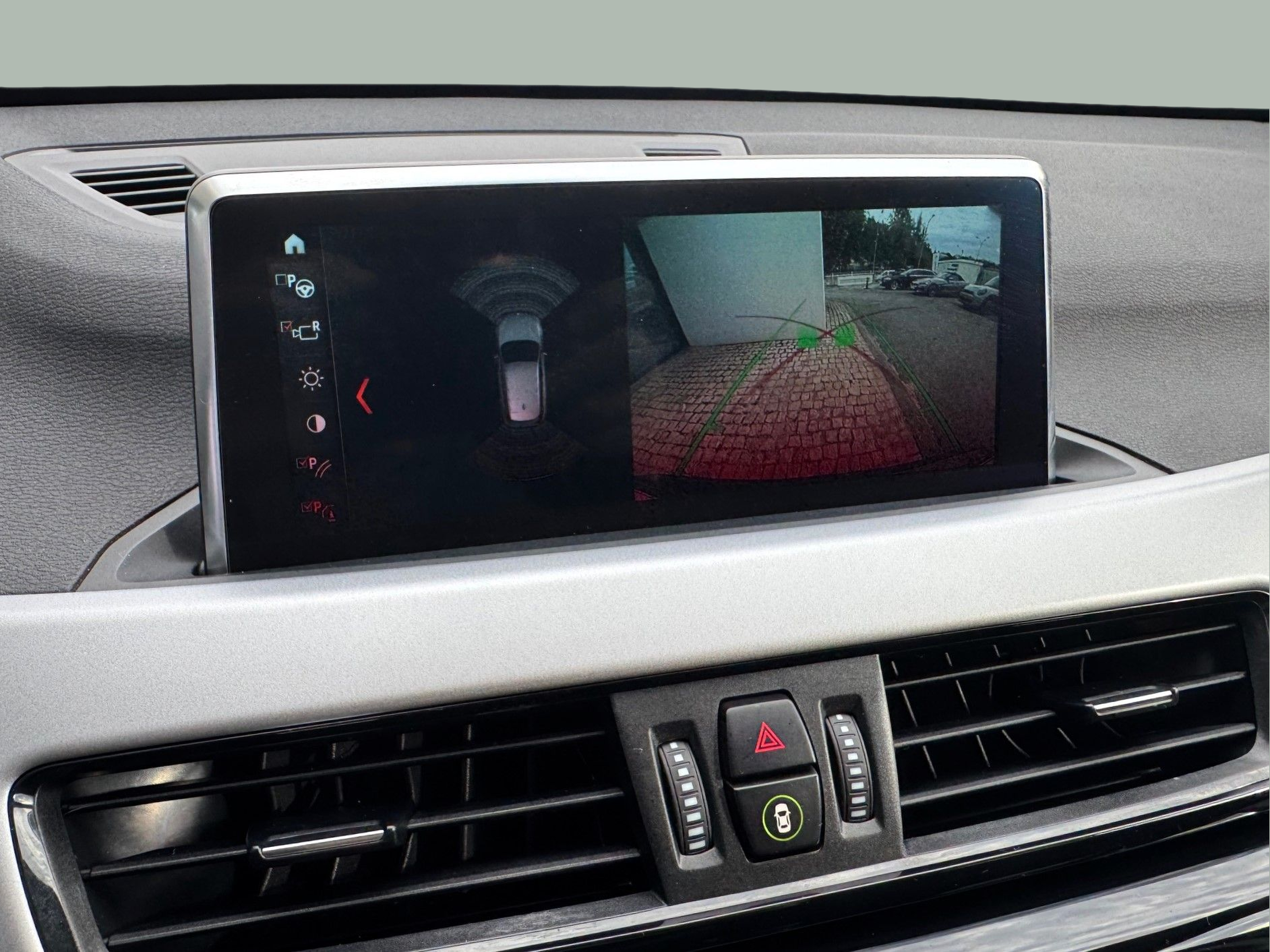 BMW X1 sDrive16d color Gris. Año 2021. 85KW(116CV). Diesel. En concesionario Santogal Oeiras de Oeiras