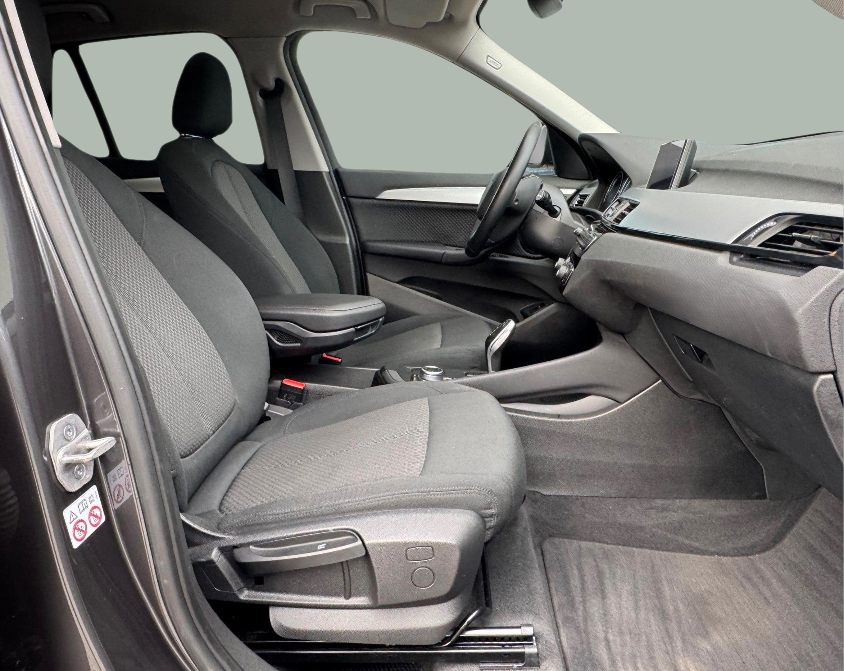 BMW X1 sDrive16d color Gris. Año 2021. 85KW(116CV). Diesel. En concesionario Santogal Oeiras de Oeiras