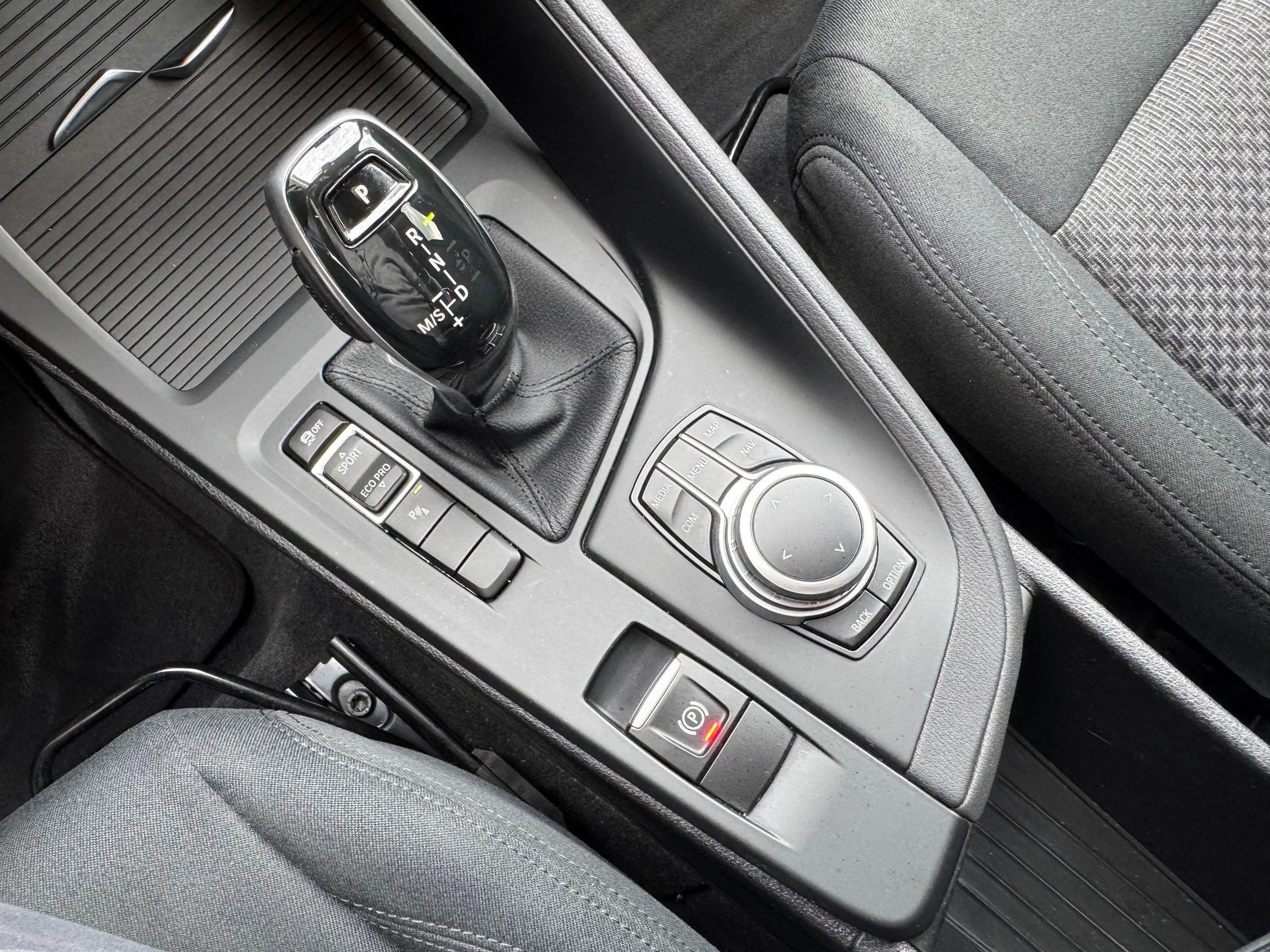 BMW X1 sDrive16d color Gris. Año 2021. 85KW(116CV). Diesel. En concesionario Santogal Oeiras de Oeiras