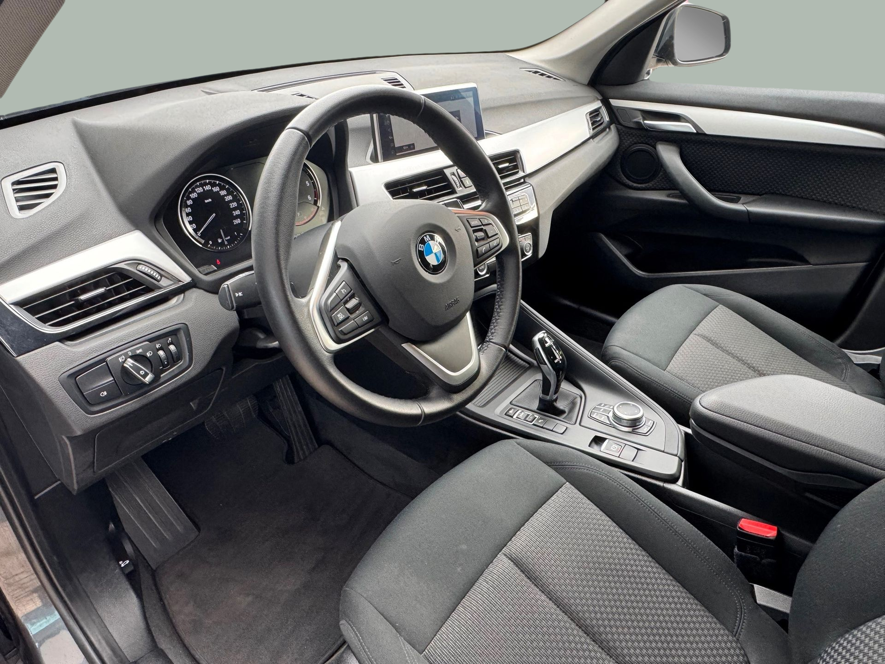 BMW X1 sDrive16d color Gris. Año 2021. 85KW(116CV). Diesel. En concesionario Santogal Oeiras de Oeiras