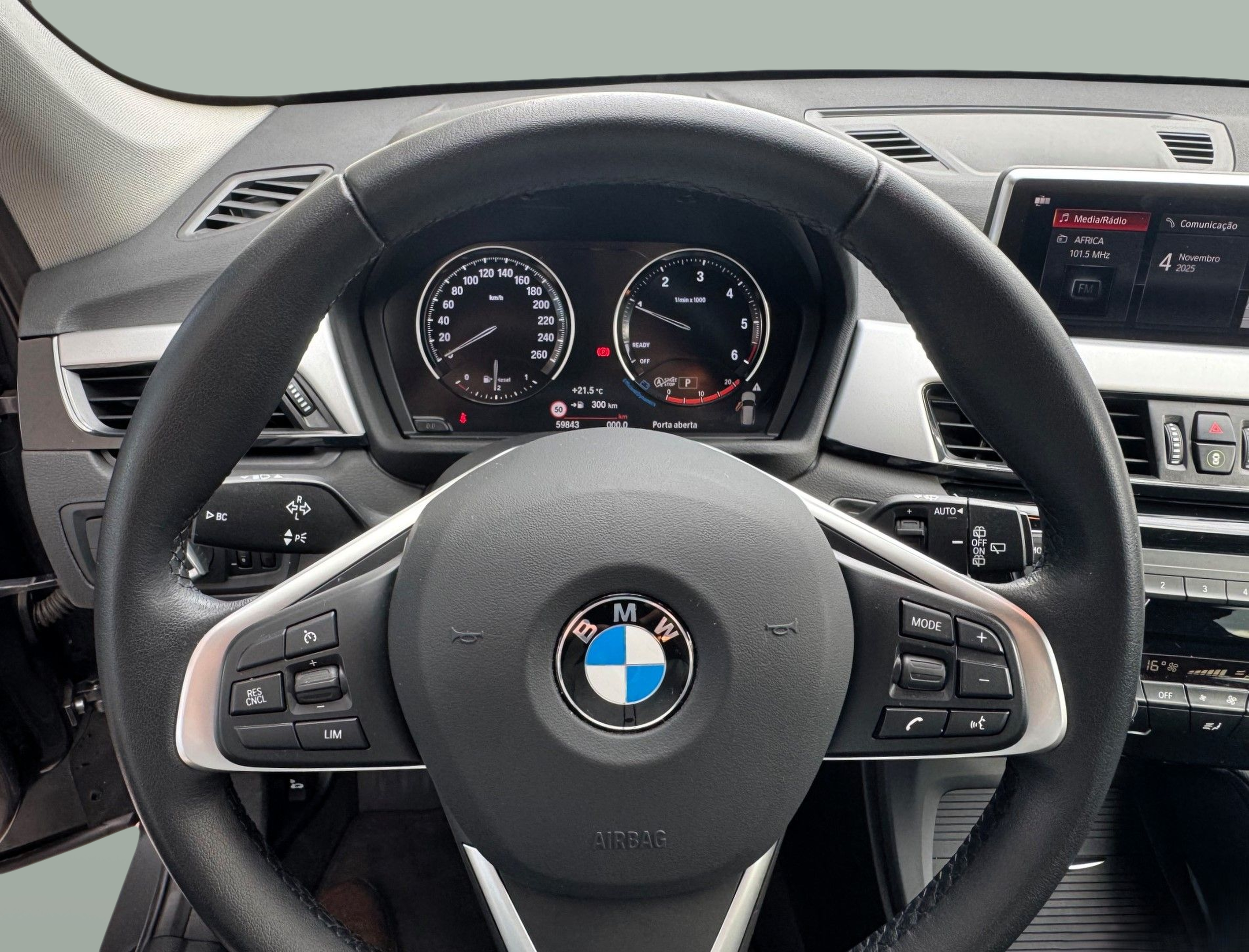 BMW X1 sDrive16d color Gris. Año 2021. 85KW(116CV). Diesel. En concesionario Santogal Oeiras de Oeiras