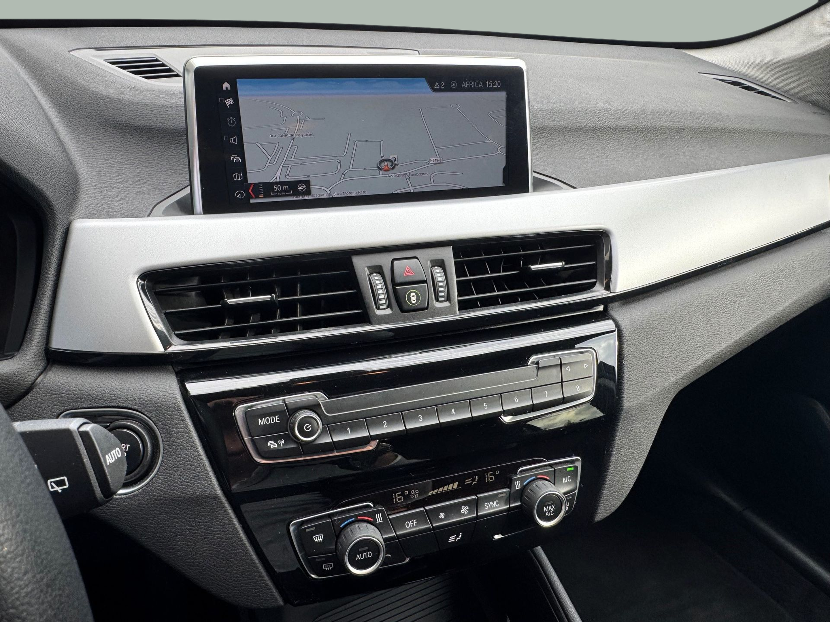 BMW X1 sDrive16d color Gris. Año 2021. 85KW(116CV). Diesel. En concesionario Santogal Oeiras de Oeiras