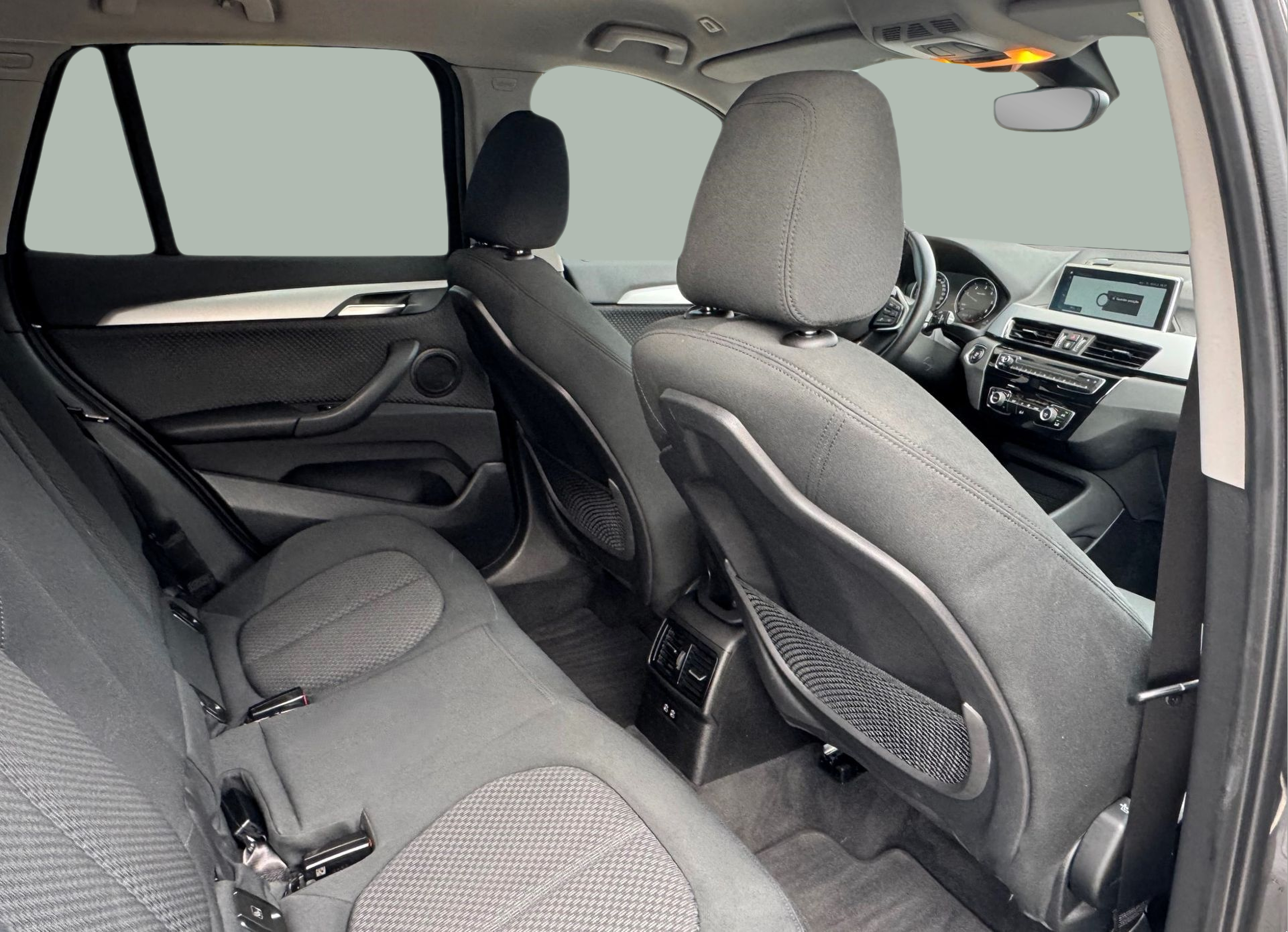 BMW X1 sDrive16d color Gris. Año 2021. 85KW(116CV). Diesel. En concesionario Santogal Oeiras de Oeiras