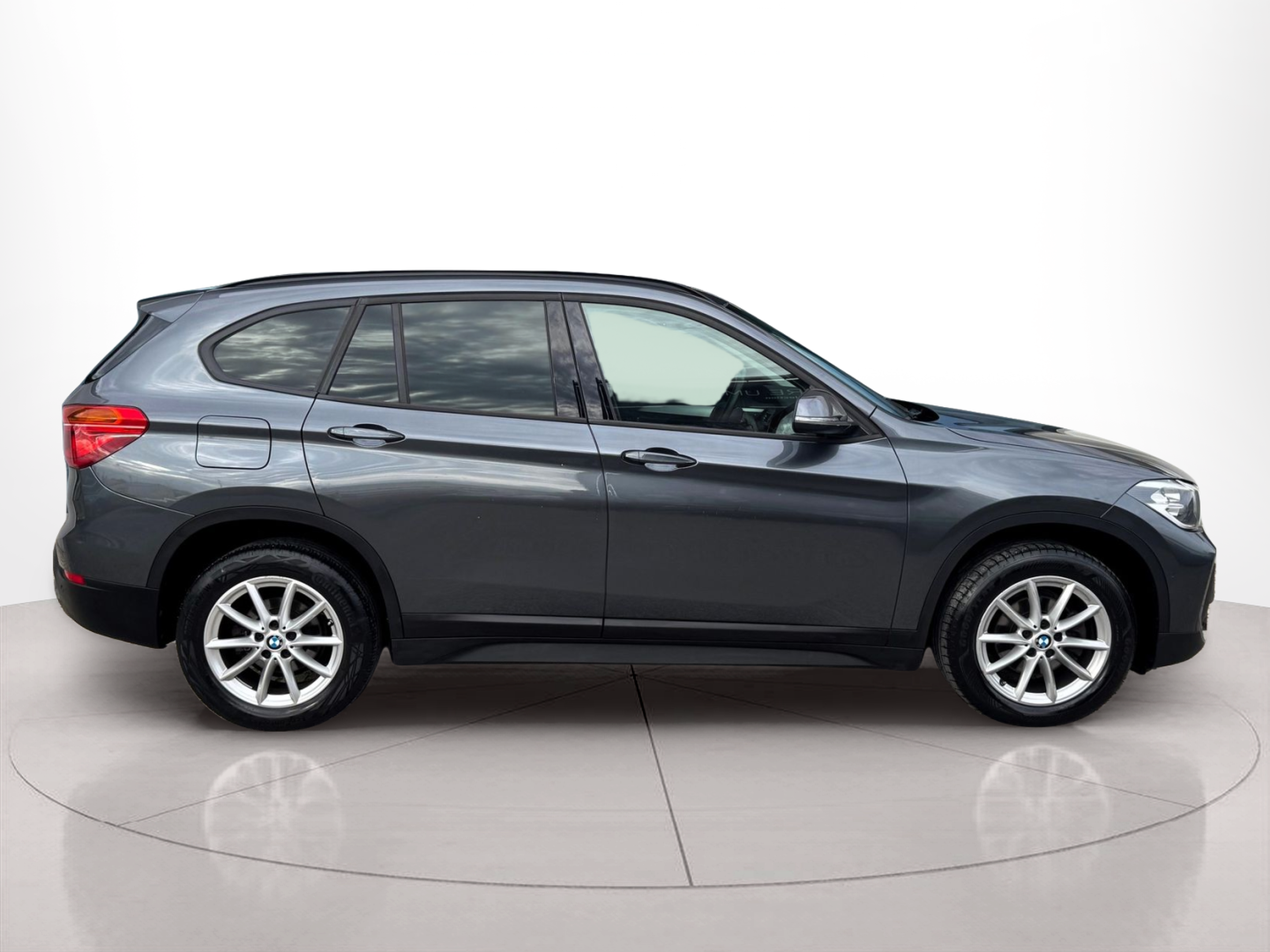 Fotos de BMW X1 sDrive16d color Gris. Año 2021. 85KW(116CV). Diesel. En concesionario Santogal Oeiras de Oeiras