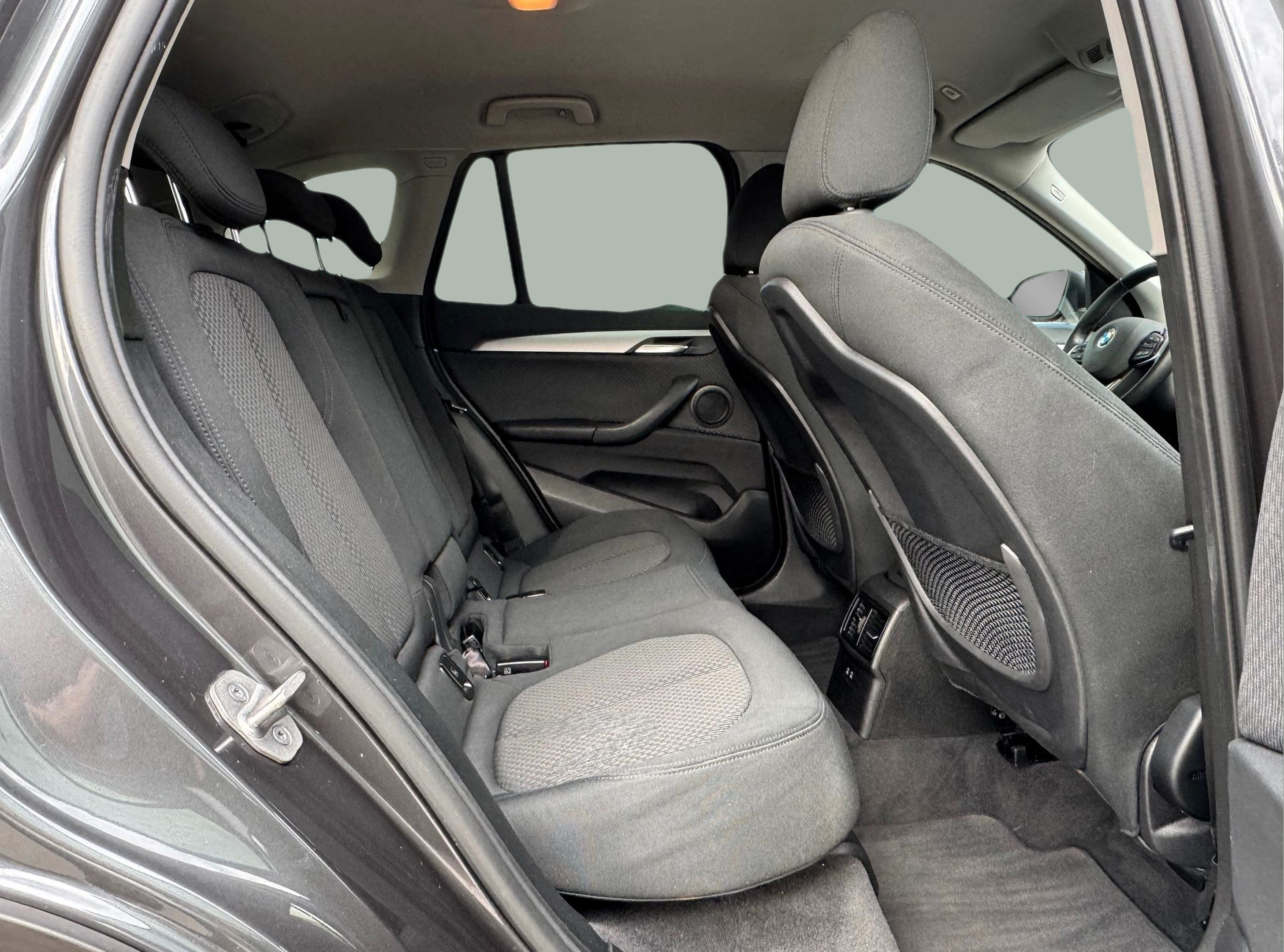 BMW X1 sDrive16d color Gris. Año 2021. 85KW(116CV). Diesel. En concesionario Santogal Oeiras de Oeiras