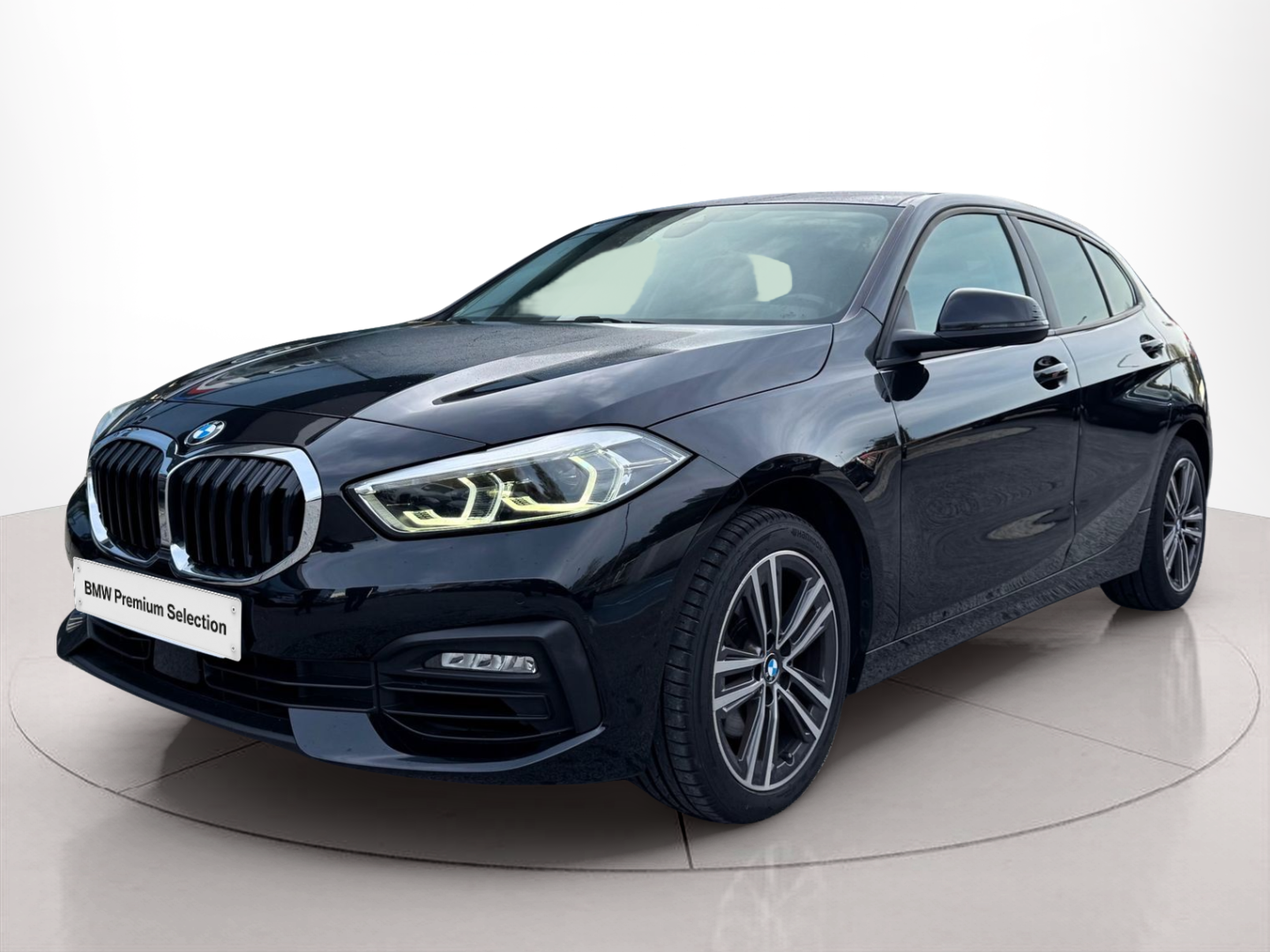 Fotos de BMW Série 1 116i color Negro. Año 2021. 80KW(109CV). Gasolina. En concesionario Santogal Oeiras de Oeiras