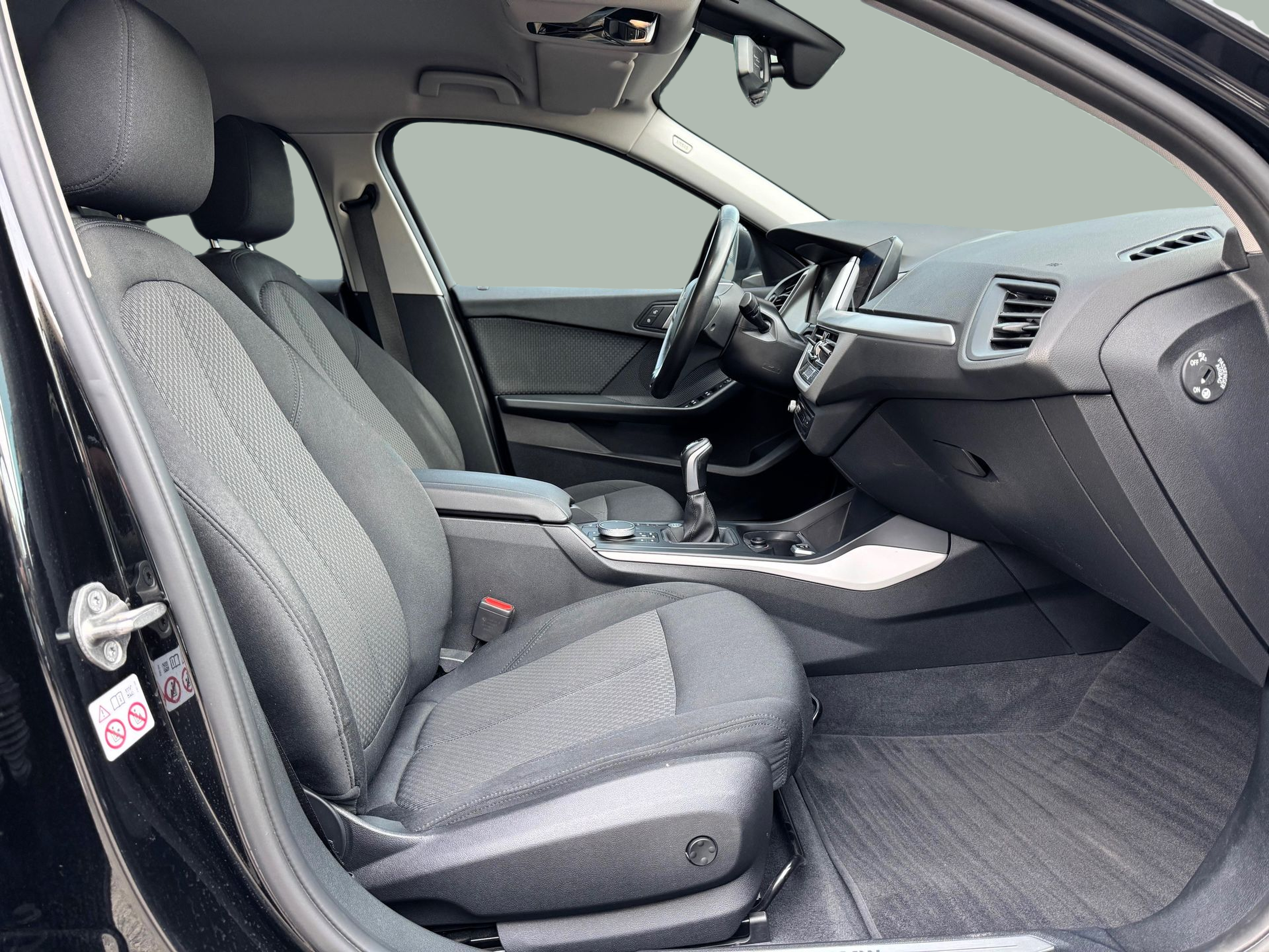 BMW Série 1 116i color Negro. Año 2021. 80KW(109CV). Gasolina. En concesionario Santogal Oeiras de Oeiras