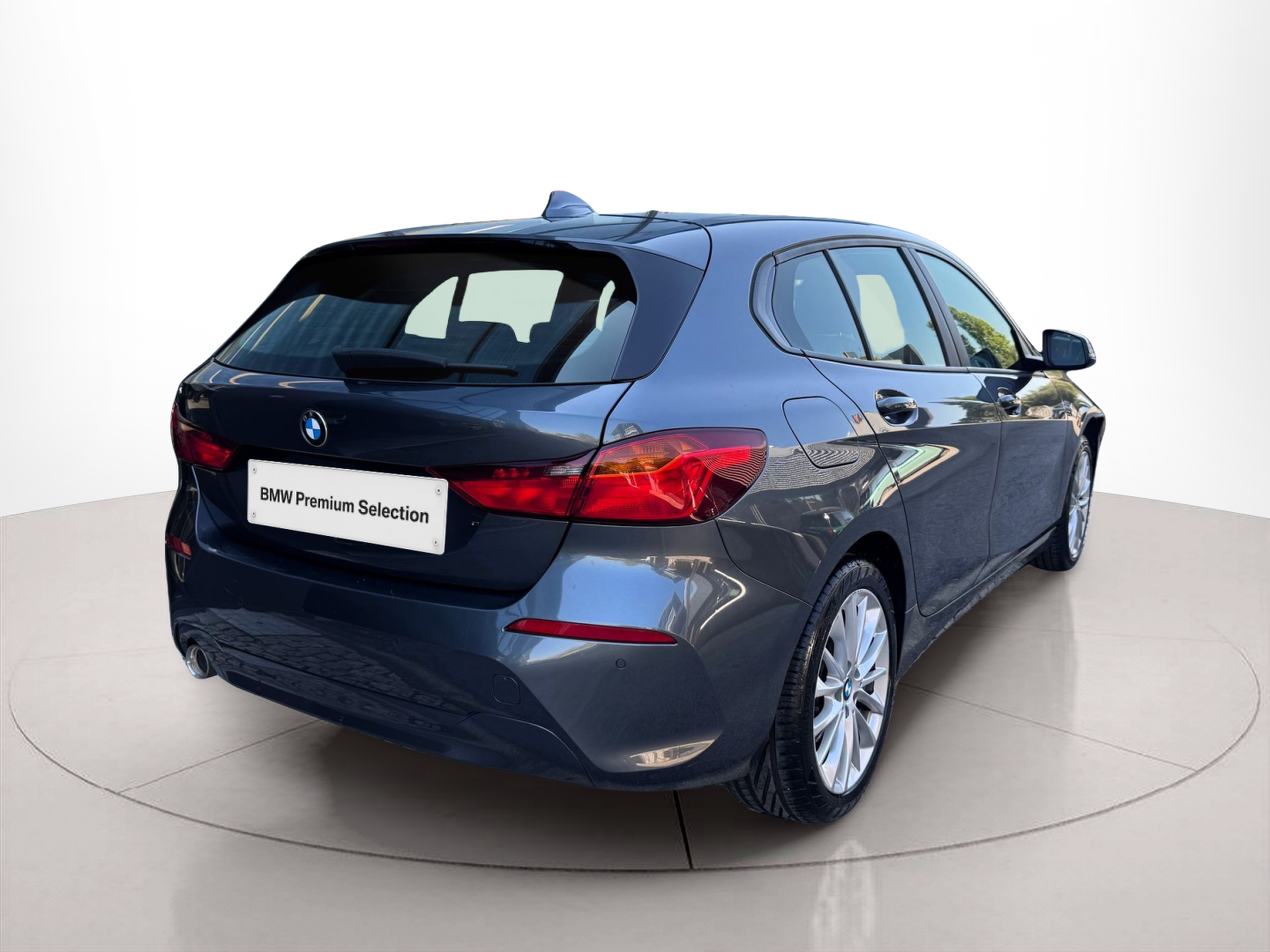 BMW Série 1 116d color Gris. Año 2021. 85KW(116CV). Diesel. En concesionario Santogal Oeiras de Oeiras