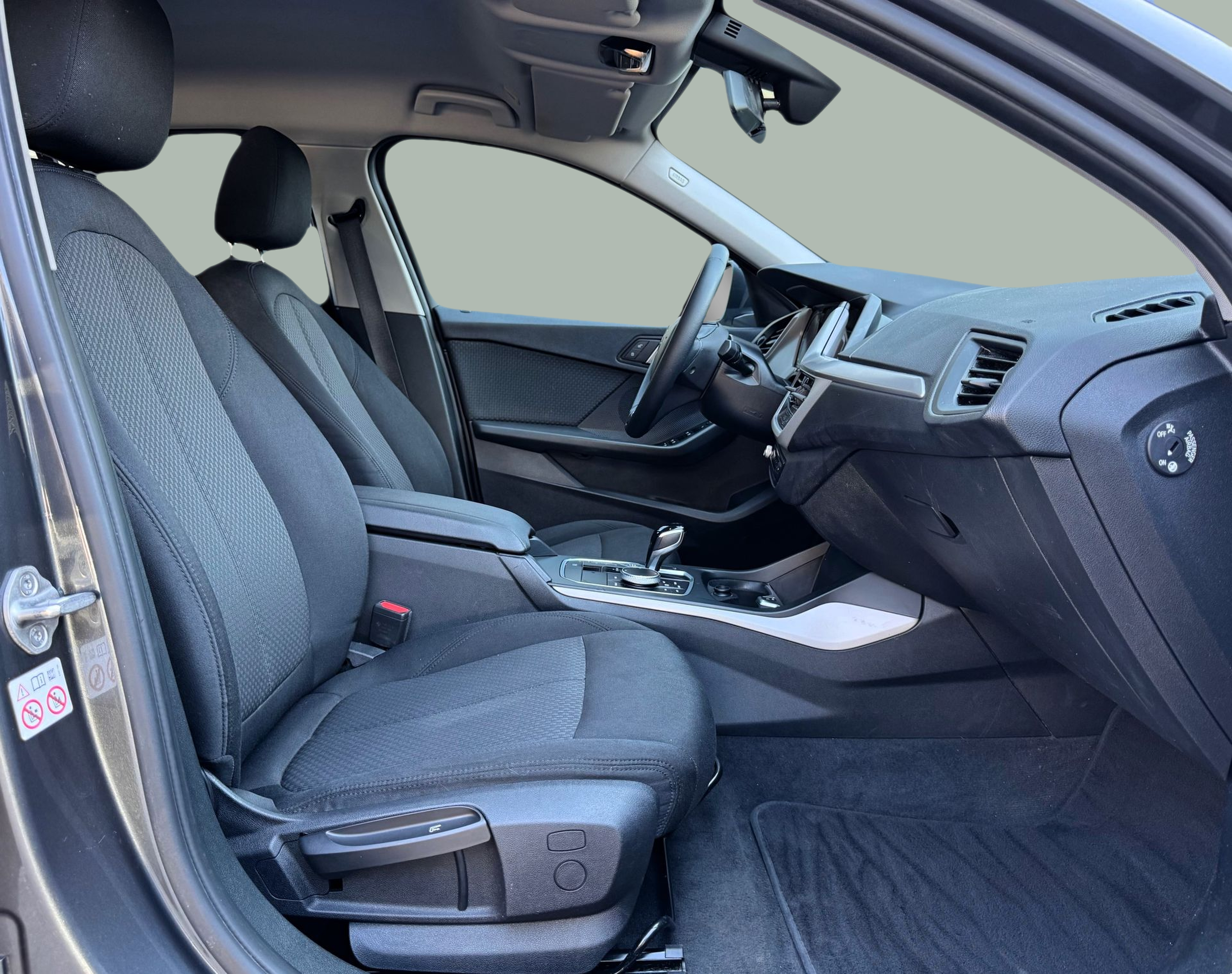 BMW Série 1 116d color Gris. Año 2021. 85KW(116CV). Diesel. En concesionario Santogal Oeiras de Oeiras