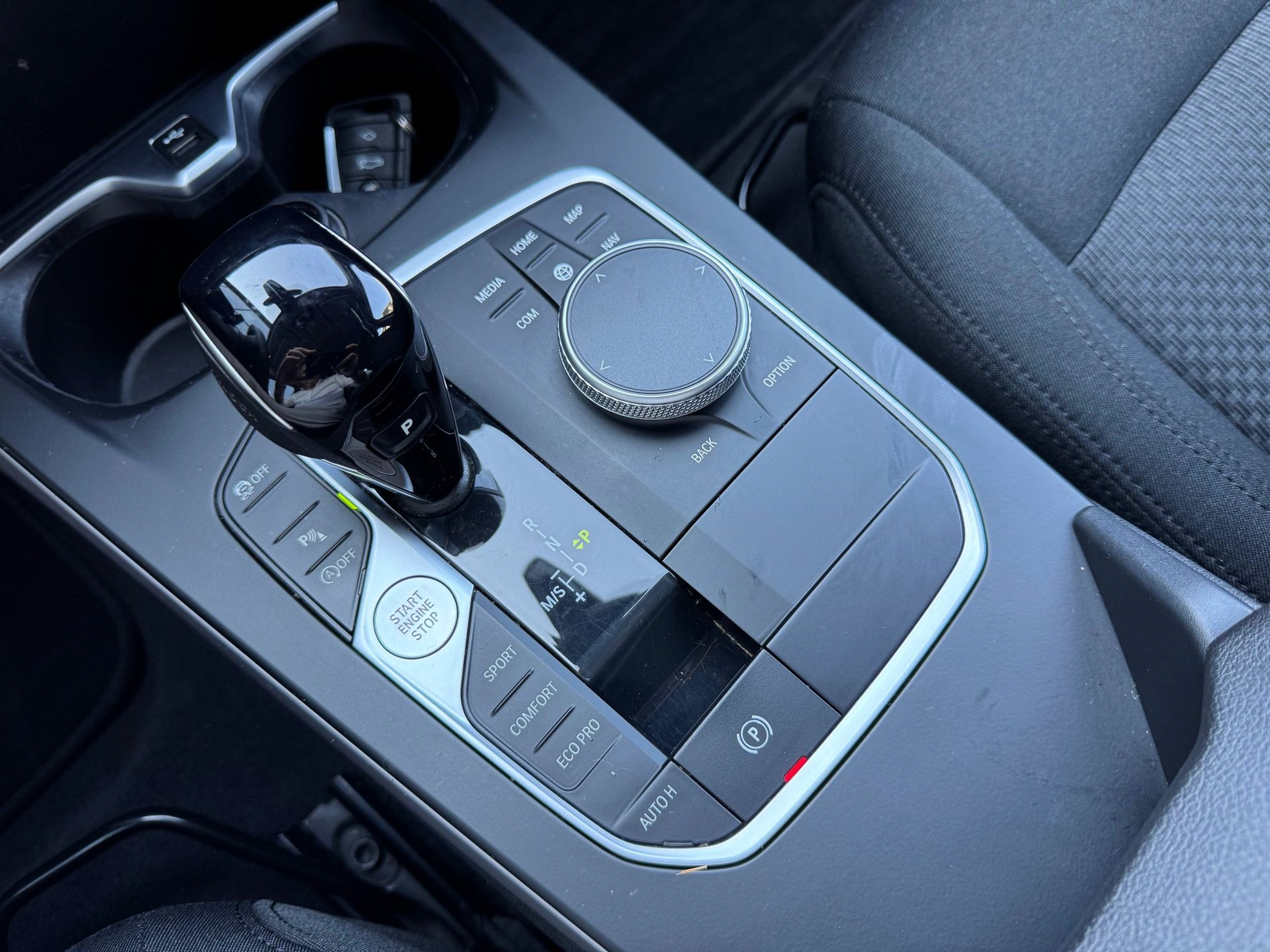 BMW Série 1 116d color Gris. Año 2021. 85KW(116CV). Diesel. En concesionario Santogal Oeiras de Oeiras