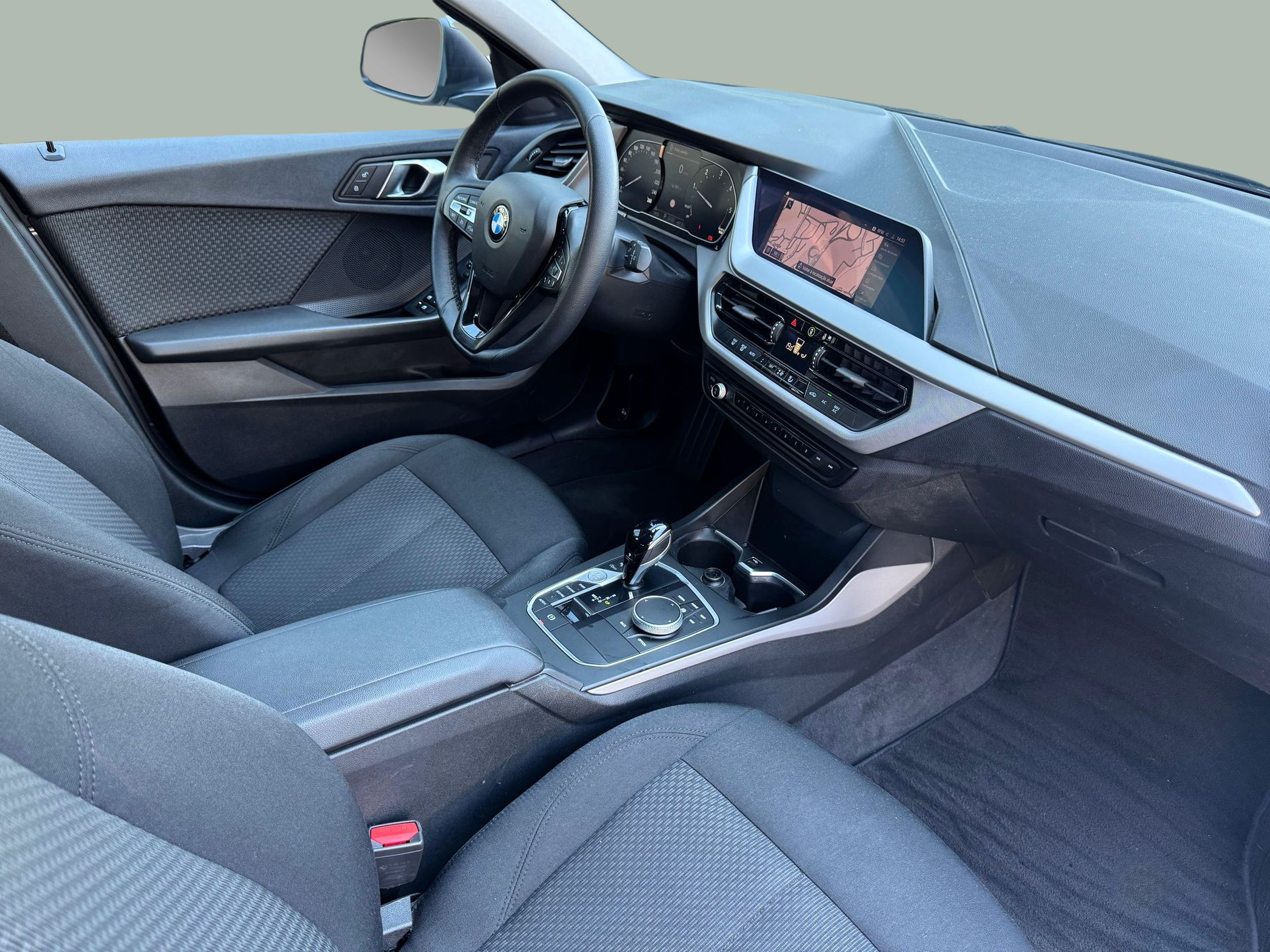 BMW Série 1 116d color Gris. Año 2021. 85KW(116CV). Diesel. En concesionario Santogal Oeiras de Oeiras