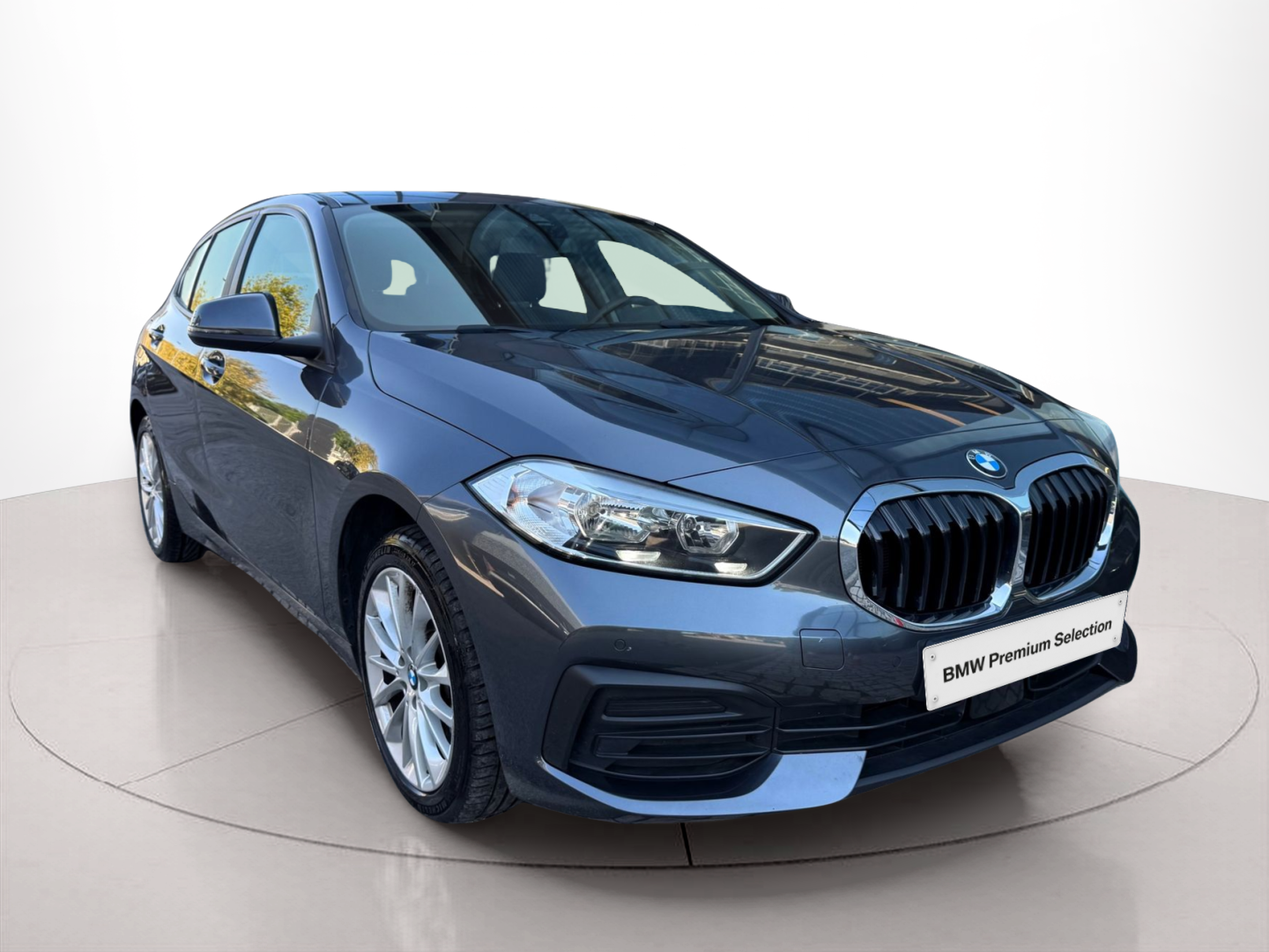 BMW Série 1 116d color Gris. Año 2021. 85KW(116CV). Diesel. En concesionario Santogal Oeiras de Oeiras