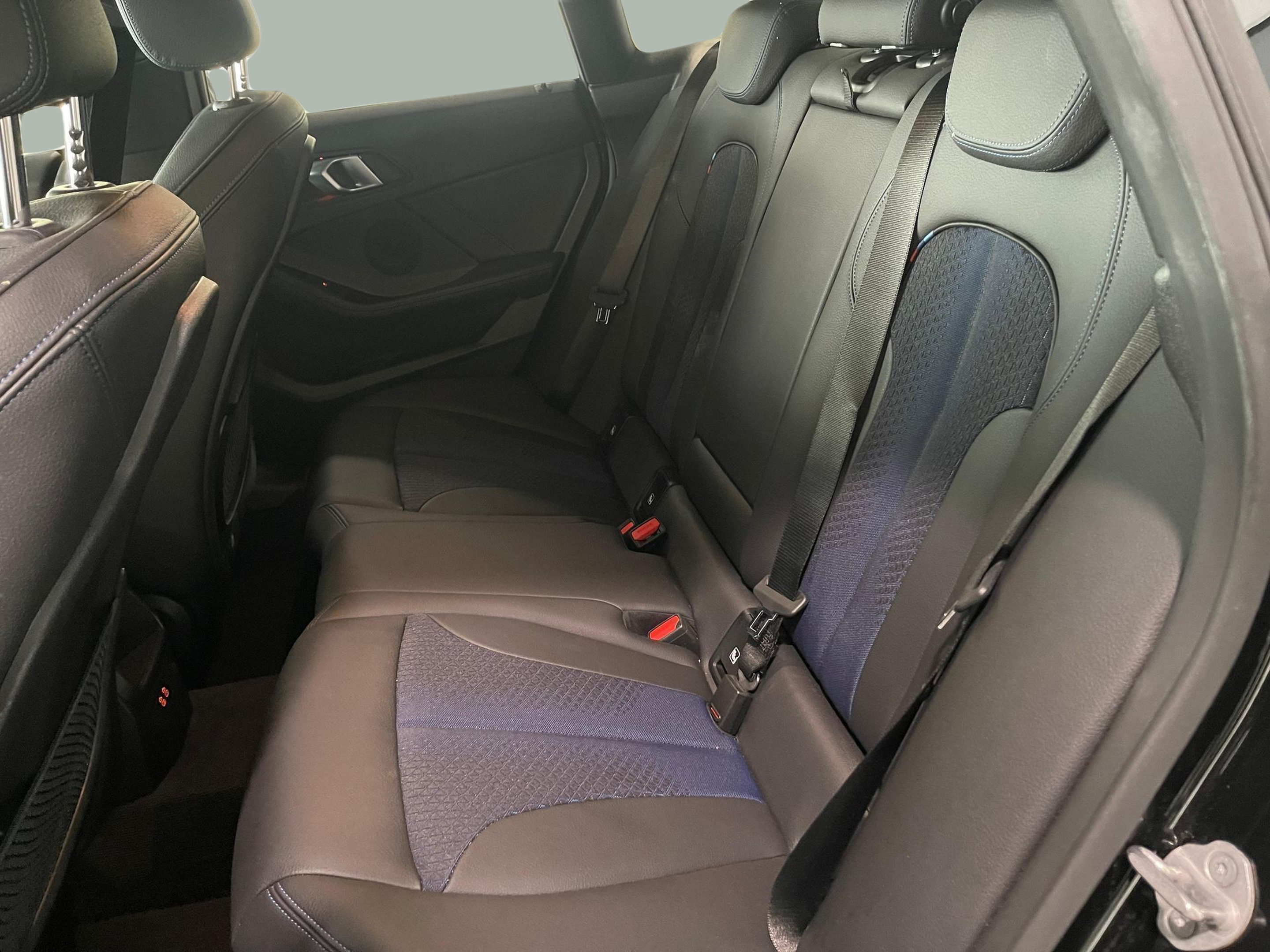 BMW Série 2 218d Gran Coupé color Negro. Año 2021. 110KW(150CV). Diesel. En concesionario Santogal Carnaxide de Oeiras