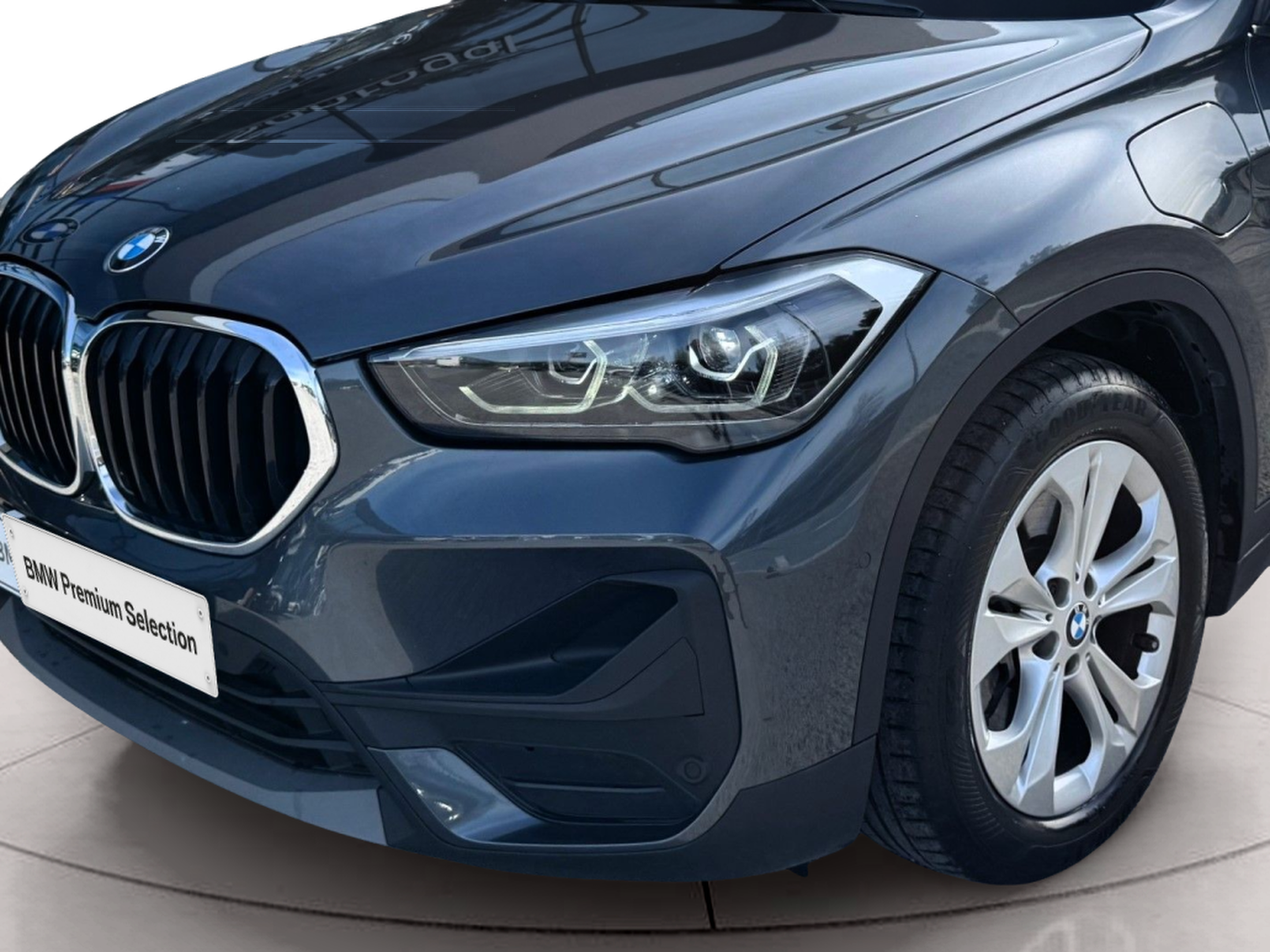 BMW X1 xDrive25e color Gris. Año 2021. 162KW(220CV). Elétrico / Gasolina Híbrido. En concesionario Santogal Oeiras de Oeiras