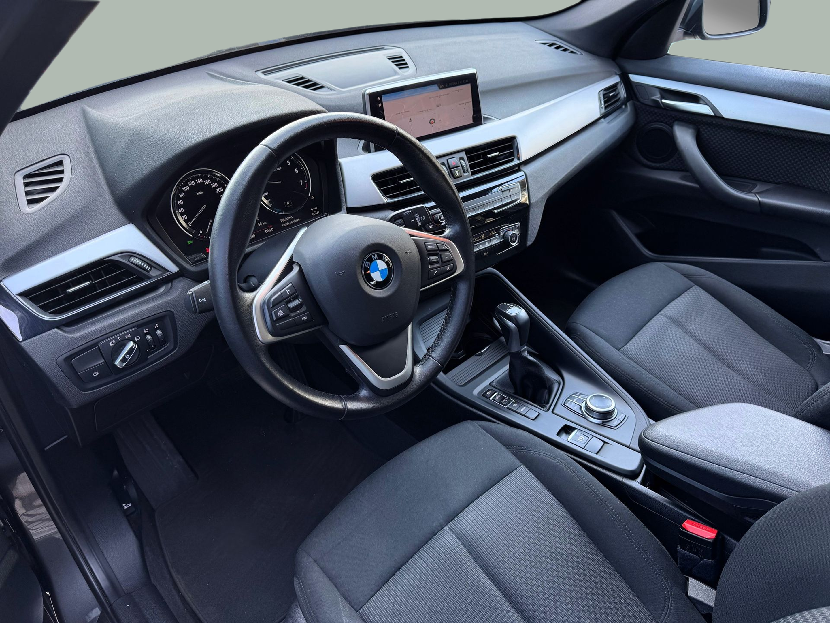 BMW X1 xDrive25e color Gris. Año 2021. 162KW(220CV). Elétrico / Gasolina Híbrido. En concesionario Santogal Oeiras de Oeiras