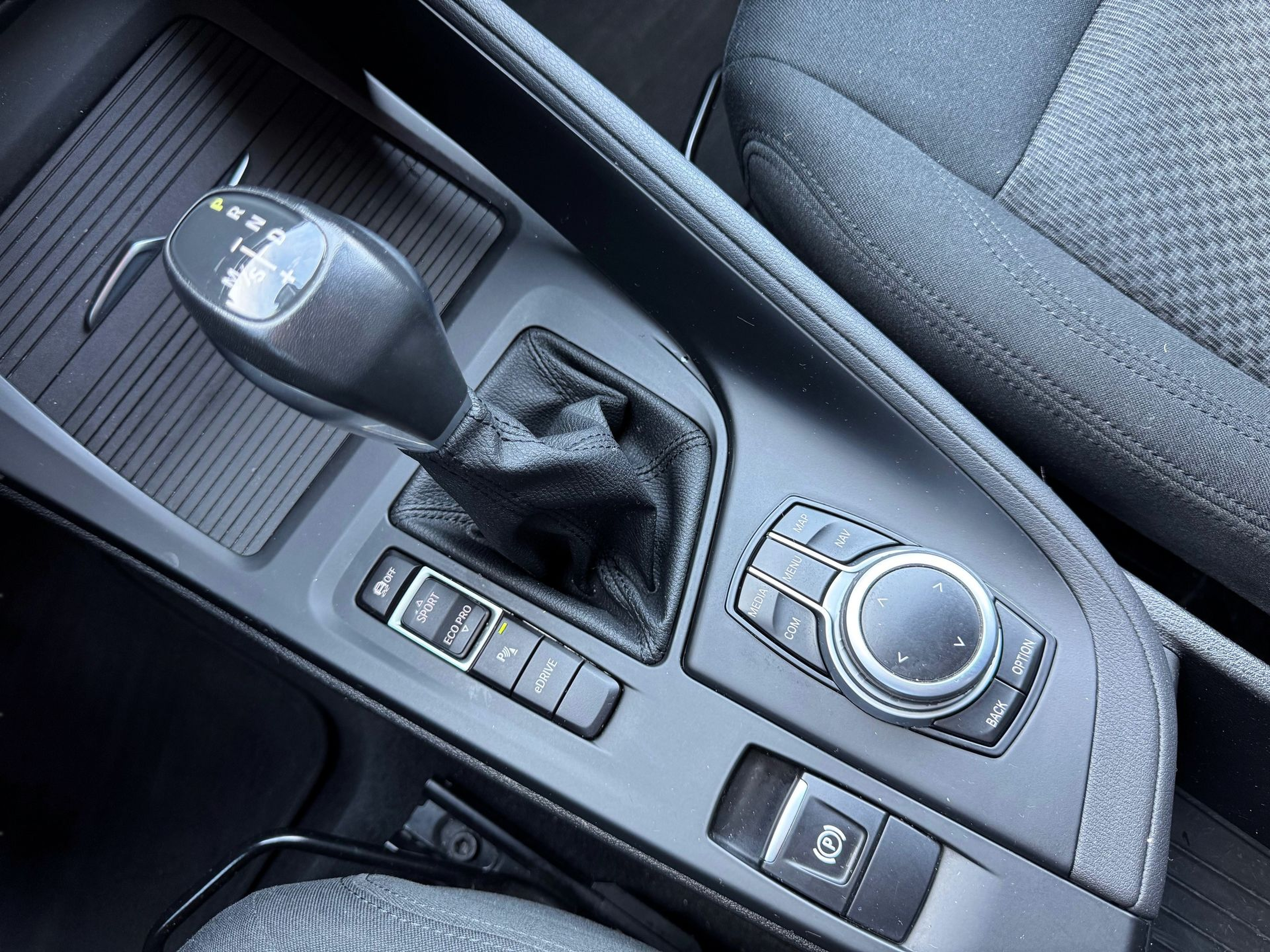 BMW X1 xDrive25e color Gris. Año 2021. 162KW(220CV). Elétrico / Gasolina Híbrido. En concesionario Santogal Oeiras de Oeiras