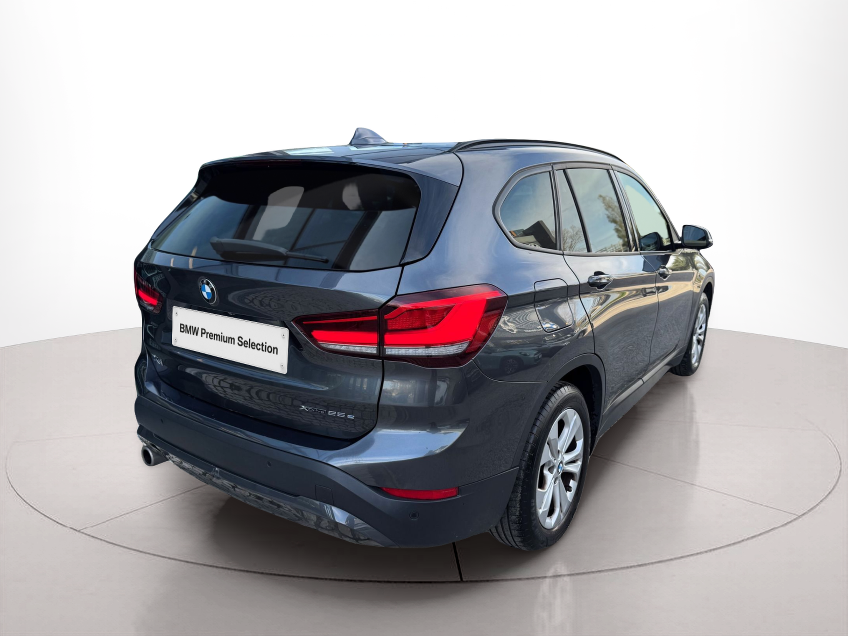 BMW X1 xDrive25e color Gris. Año 2021. 162KW(220CV). Elétrico / Gasolina Híbrido. En concesionario Santogal Oeiras de Oeiras