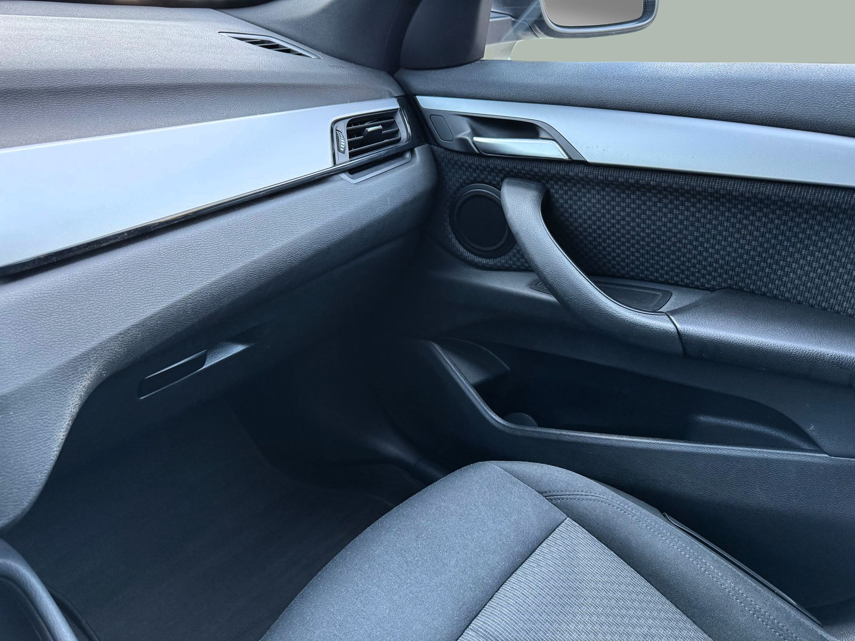 BMW X1 xDrive25e color Gris. Año 2021. 162KW(220CV). Elétrico / Gasolina Híbrido. En concesionario Santogal Oeiras de Oeiras